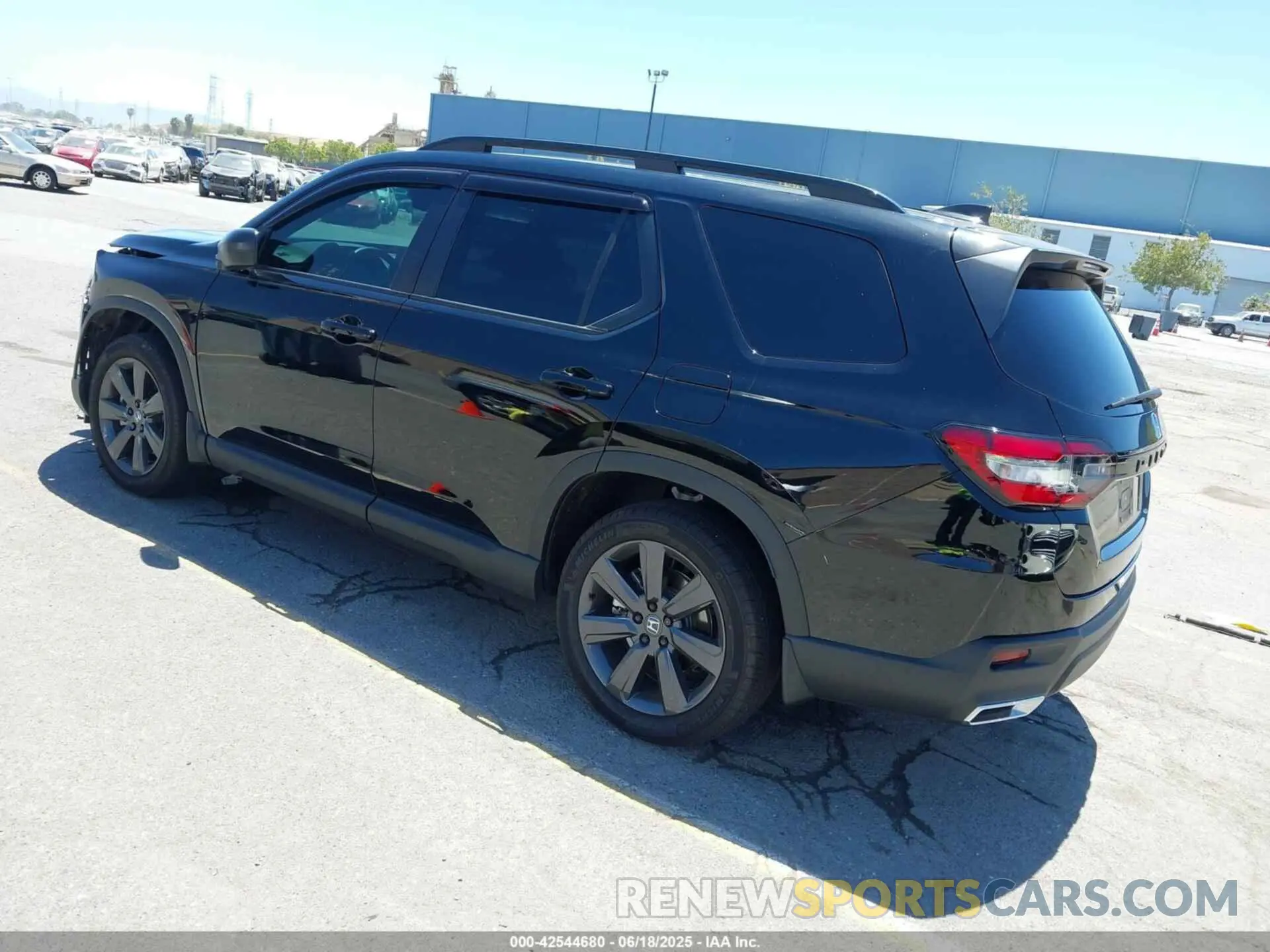 3 Photograph of a damaged car 5FNYG2H30SB008046 HONDA PILOT 2025