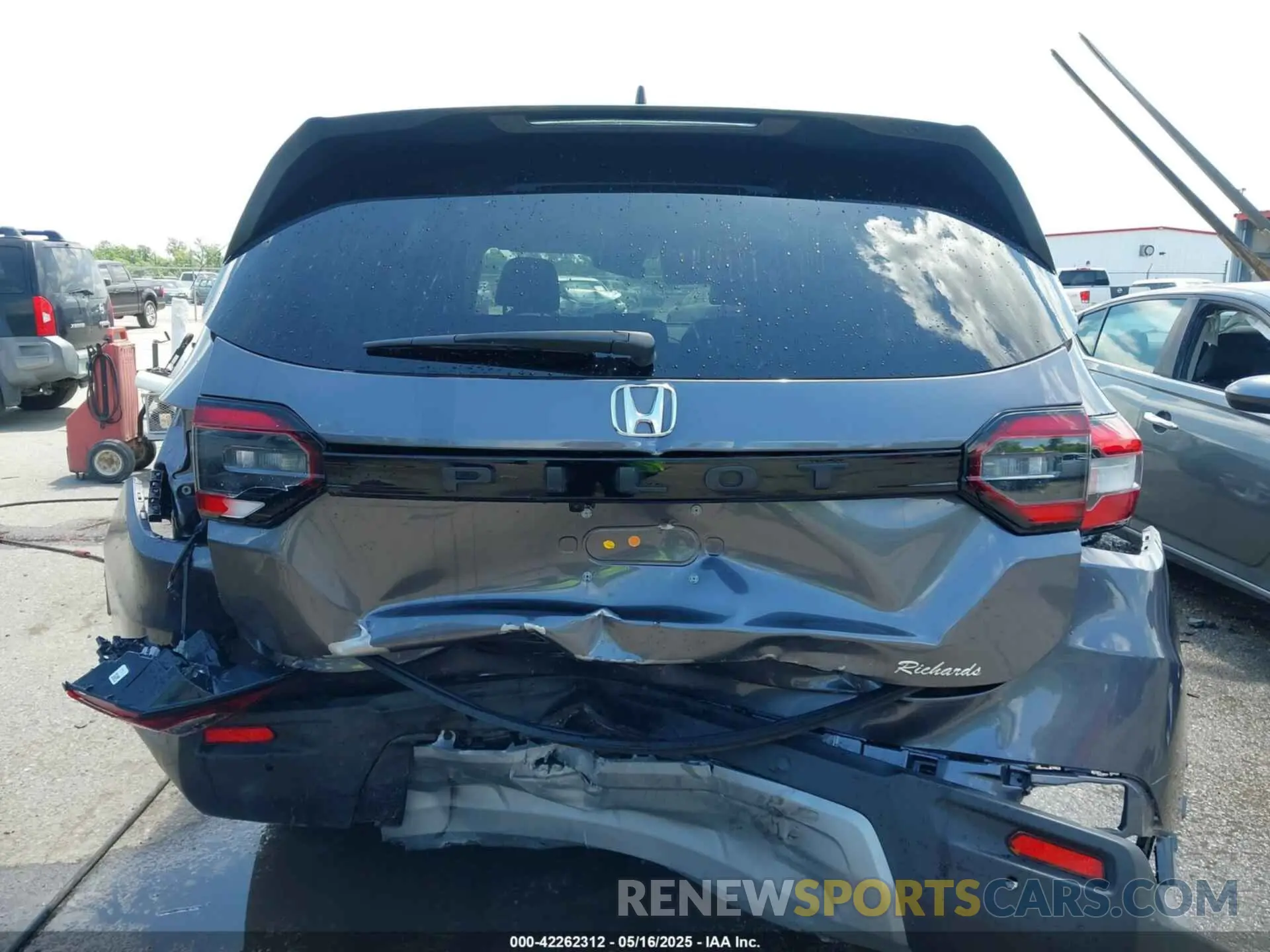 16 Photograph of a damaged car 5FNYG2H43SB010172 HONDA PILOT 2025