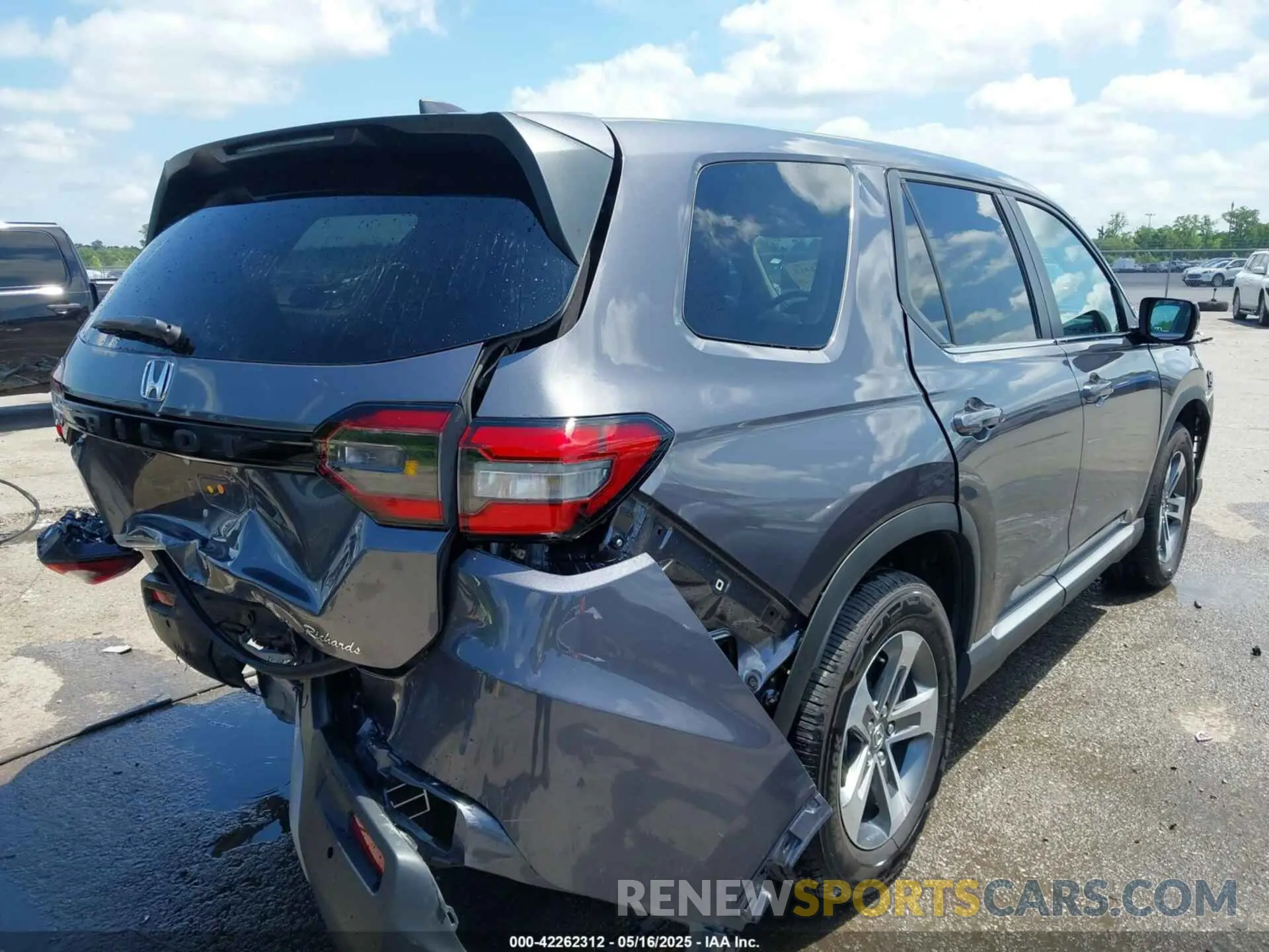 4 Photograph of a damaged car 5FNYG2H43SB010172 HONDA PILOT 2025