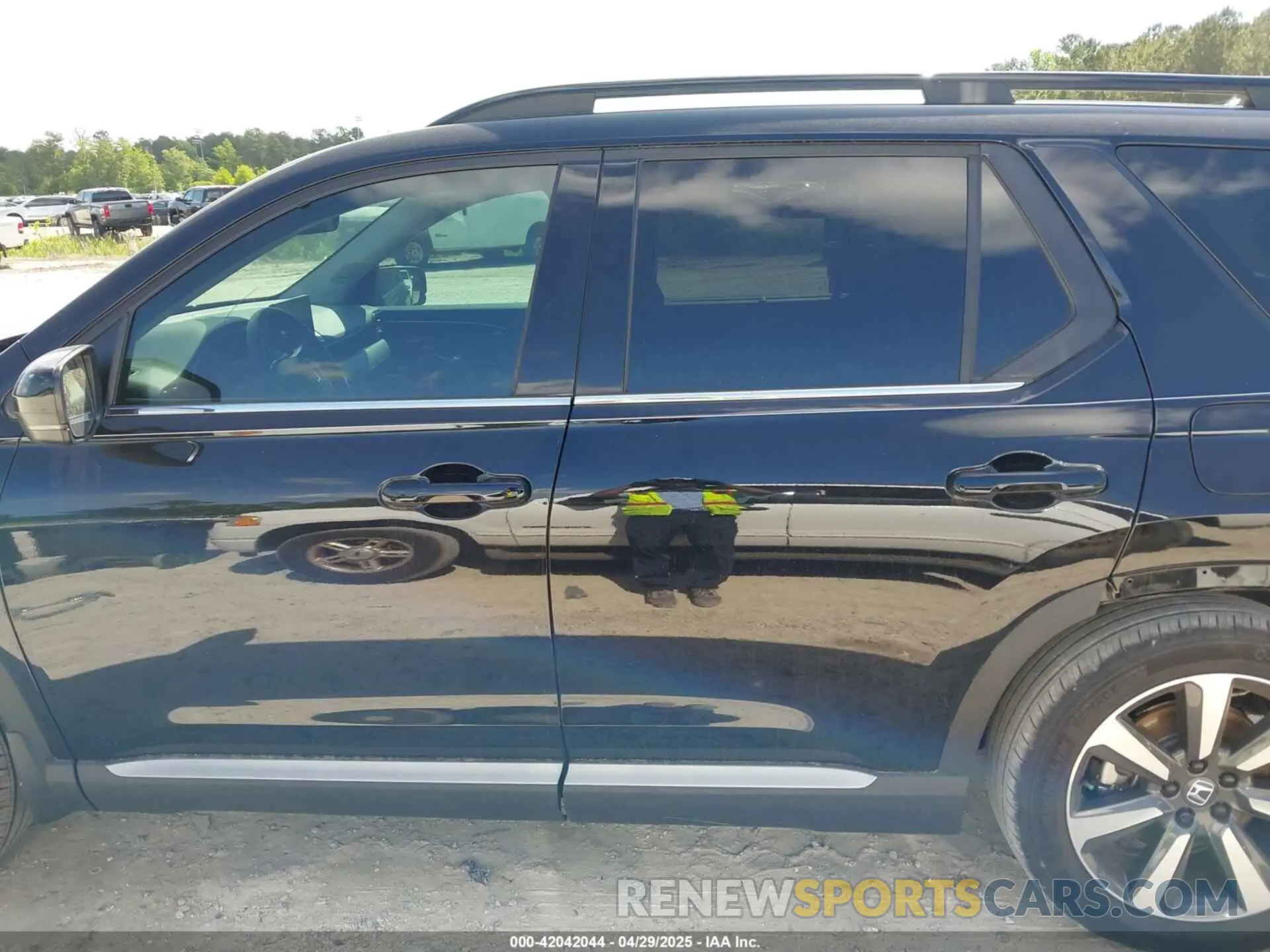 15 Photograph of a damaged car 5FNYG2H77SB007947 HONDA PILOT 2025