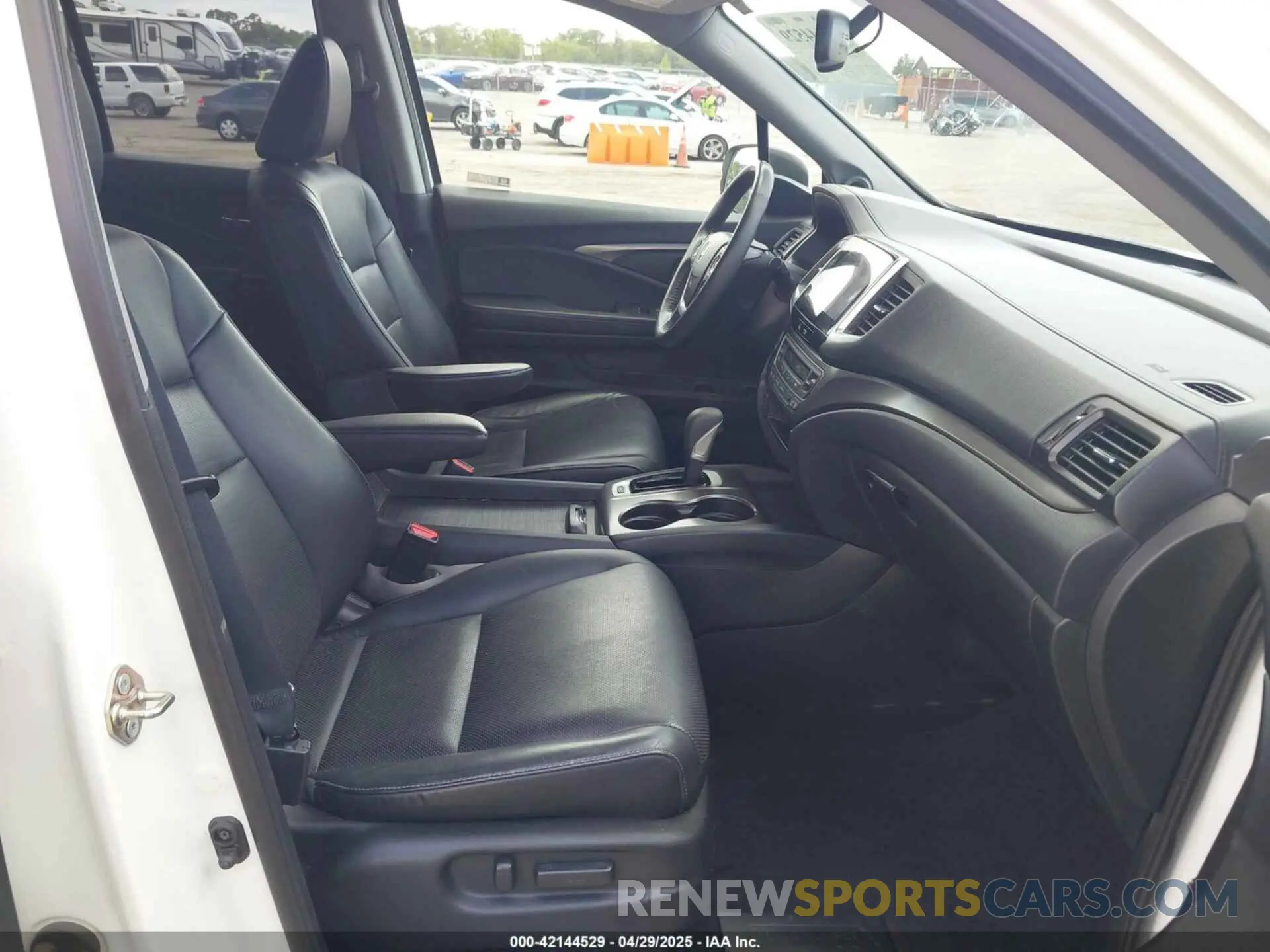 5 Photograph of a damaged car 5FPYK2F60KB000869 HONDA RIDGELINE 2019