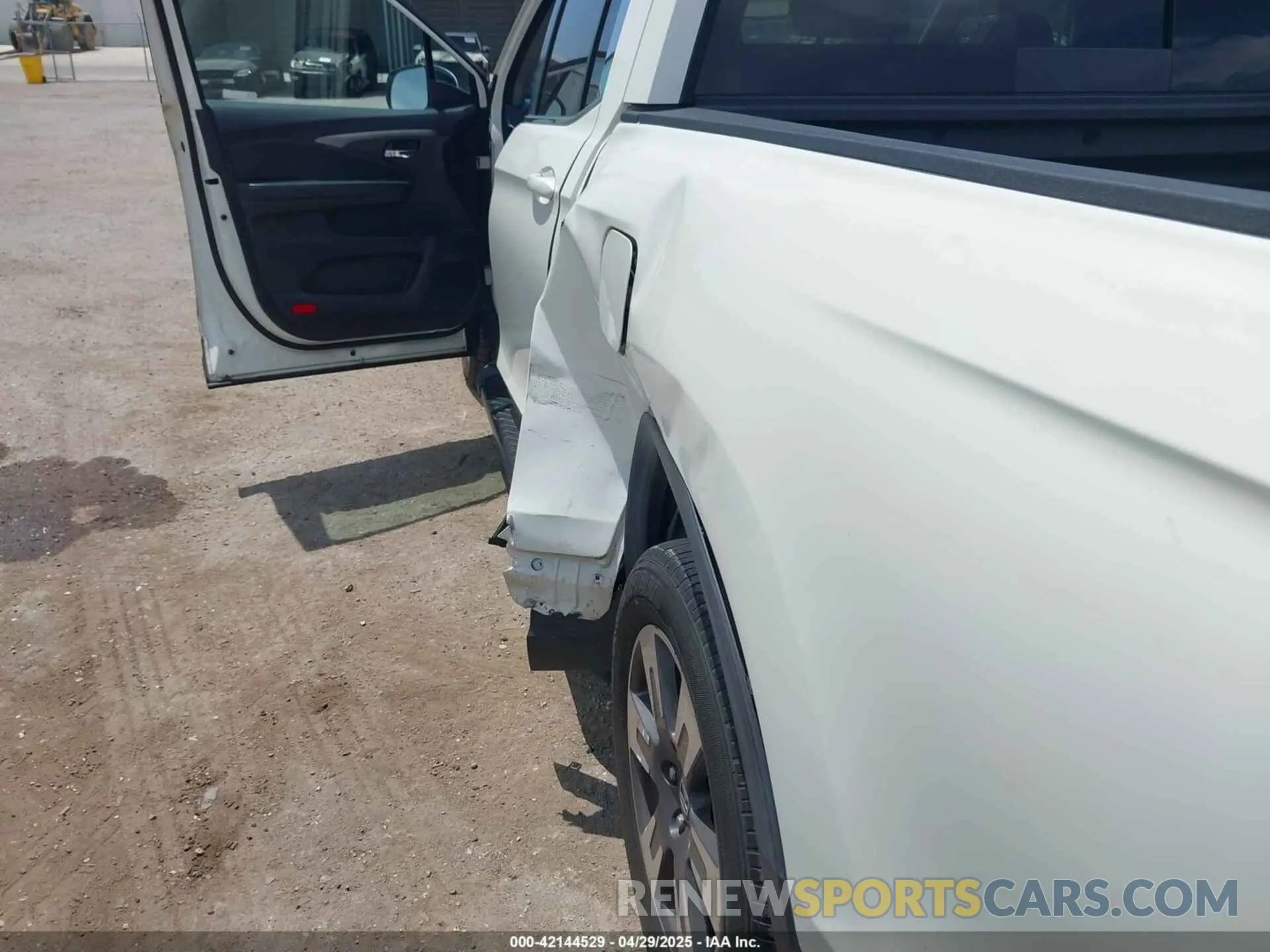 6 Photograph of a damaged car 5FPYK2F60KB000869 HONDA RIDGELINE 2019