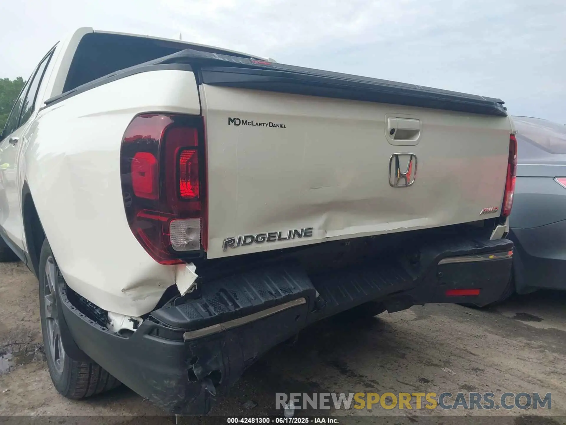 17 Photograph of a damaged car 5FPYK3F75KB013373 HONDA RIDGELINE 2019
