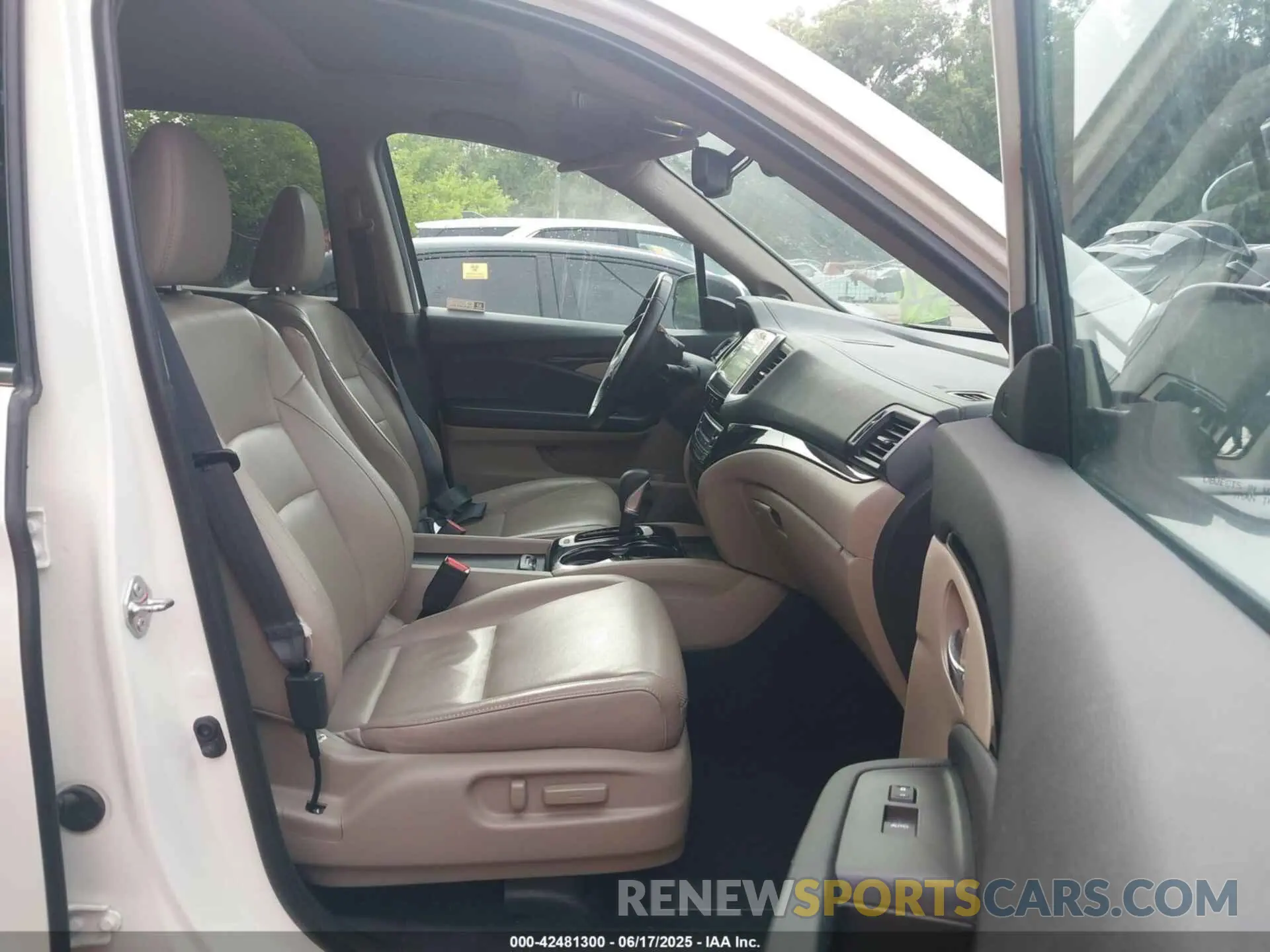 5 Photograph of a damaged car 5FPYK3F75KB013373 HONDA RIDGELINE 2019