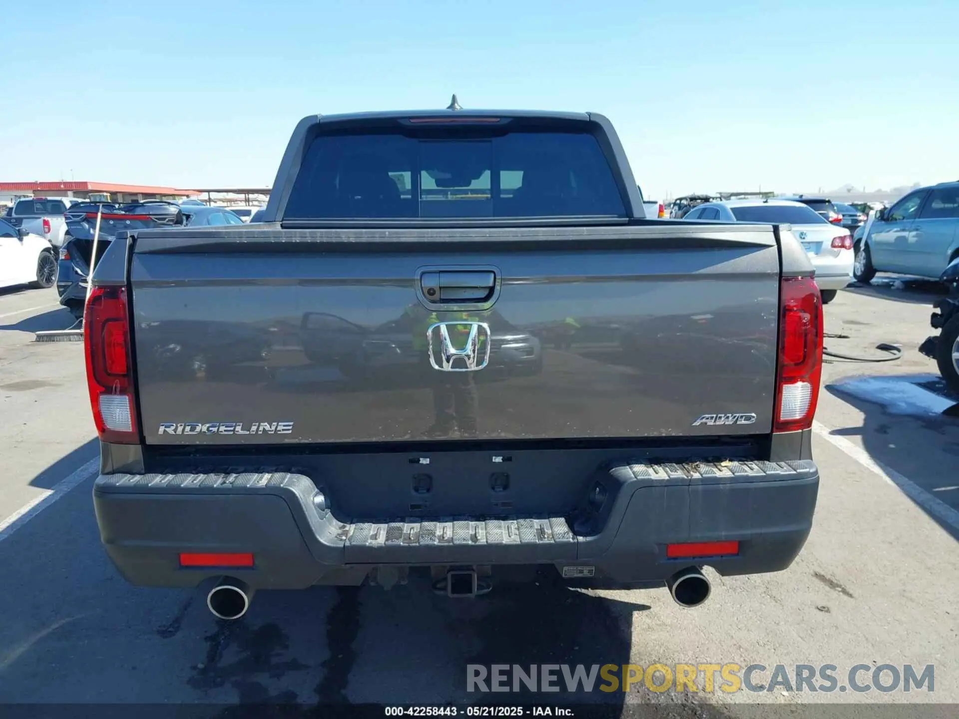 17 Photograph of a damaged car 5FPYK3F58NB007618 HONDA RIDGELINE 2022