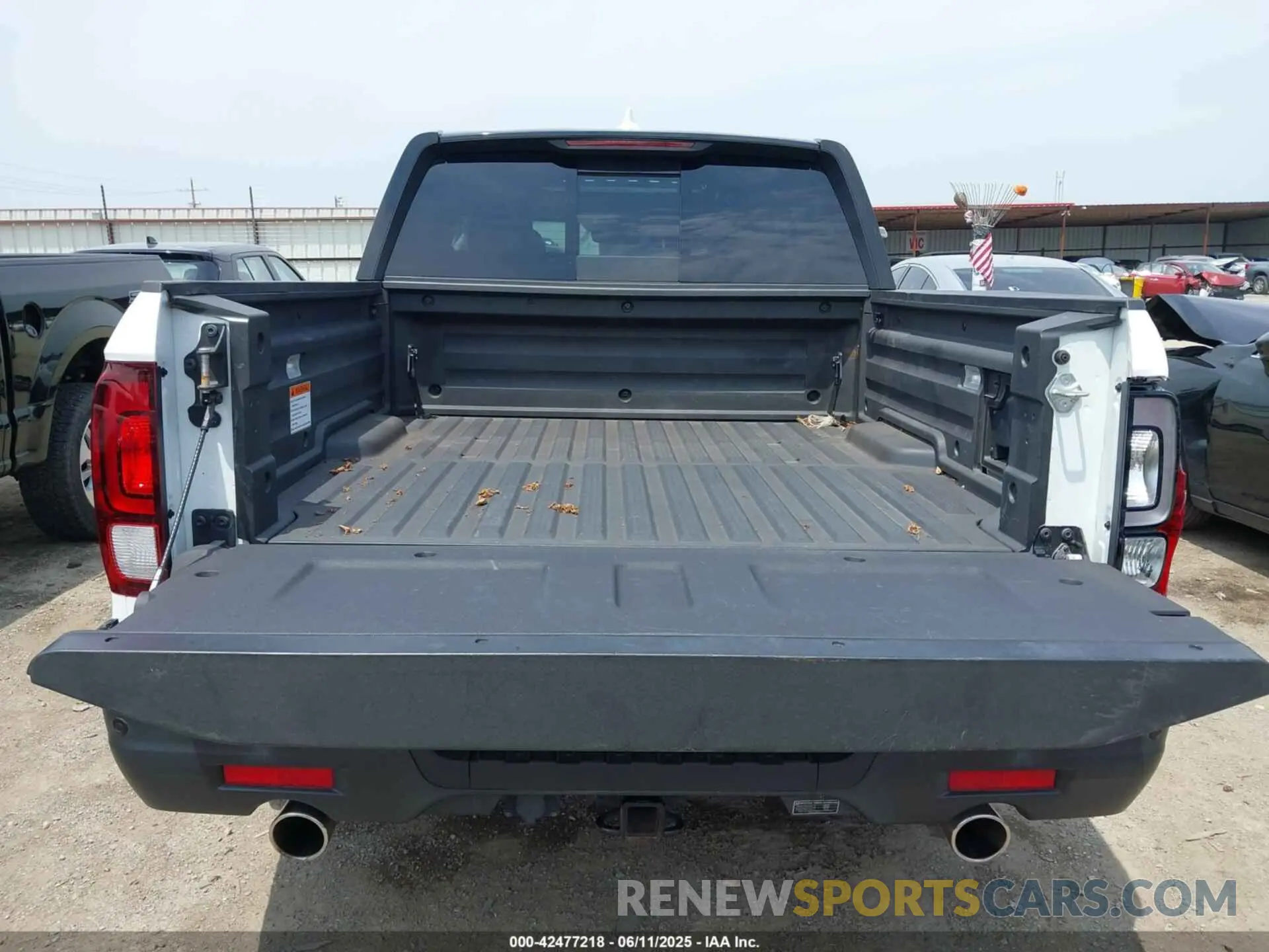 18 Photograph of a damaged car 5FPYK3F88NB010710 HONDA RIDGELINE 2022