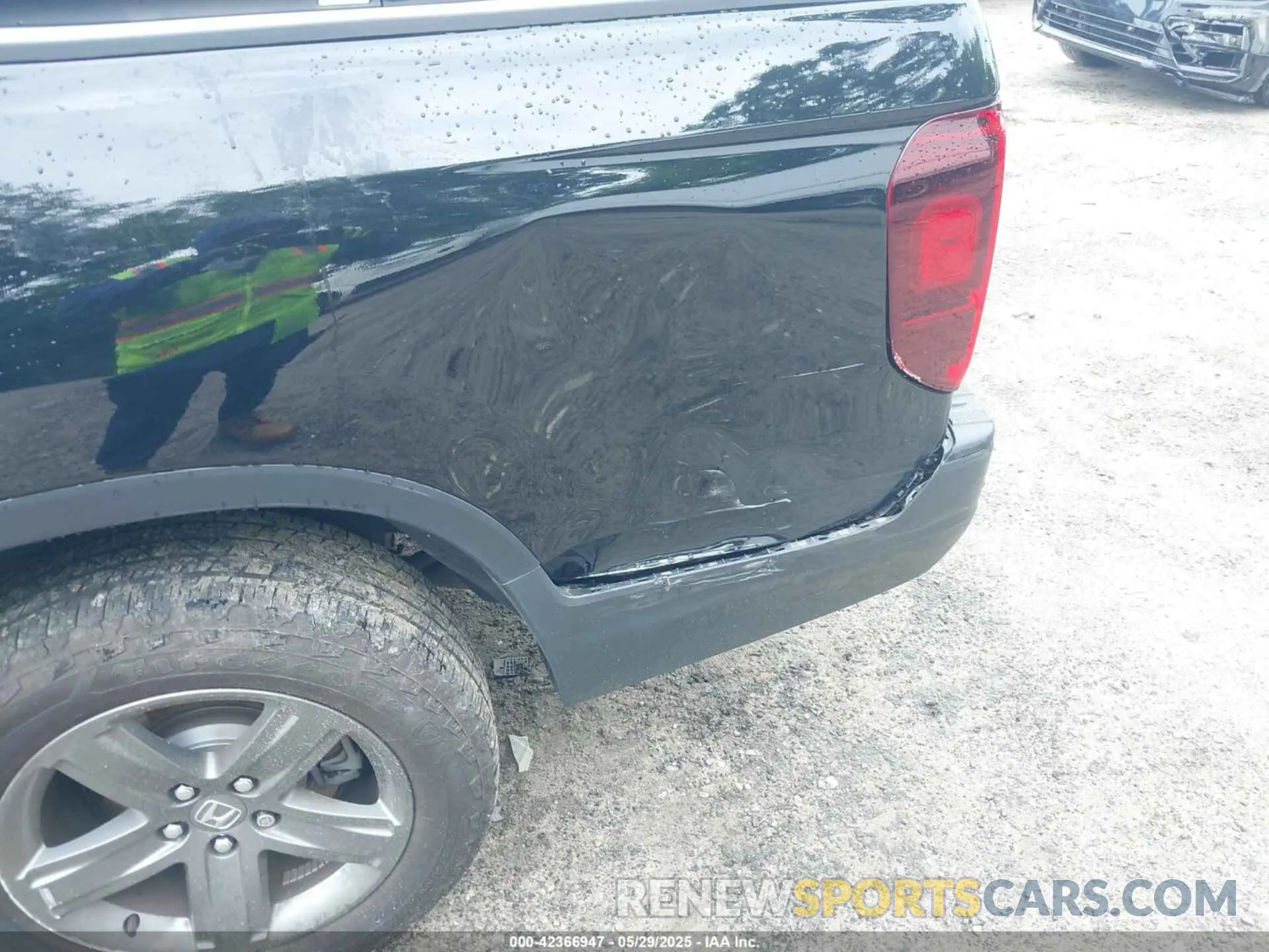 17 Photograph of a damaged car 5FPYK3F77PB052828 HONDA RIDGELINE 2023