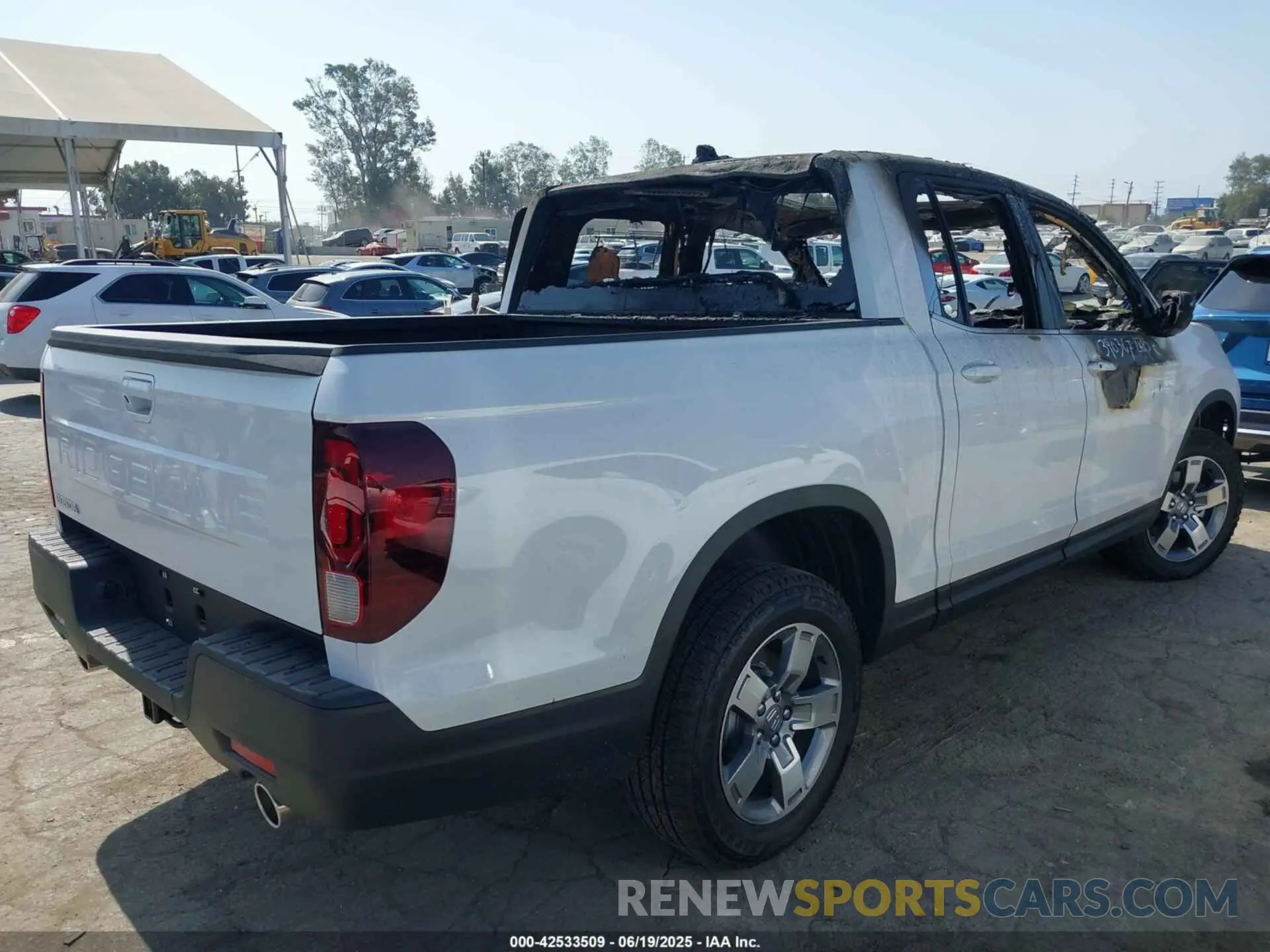 4 Photograph of a damaged car 5FPYK3F5XSB032533 HONDA RIDGELINE 2025