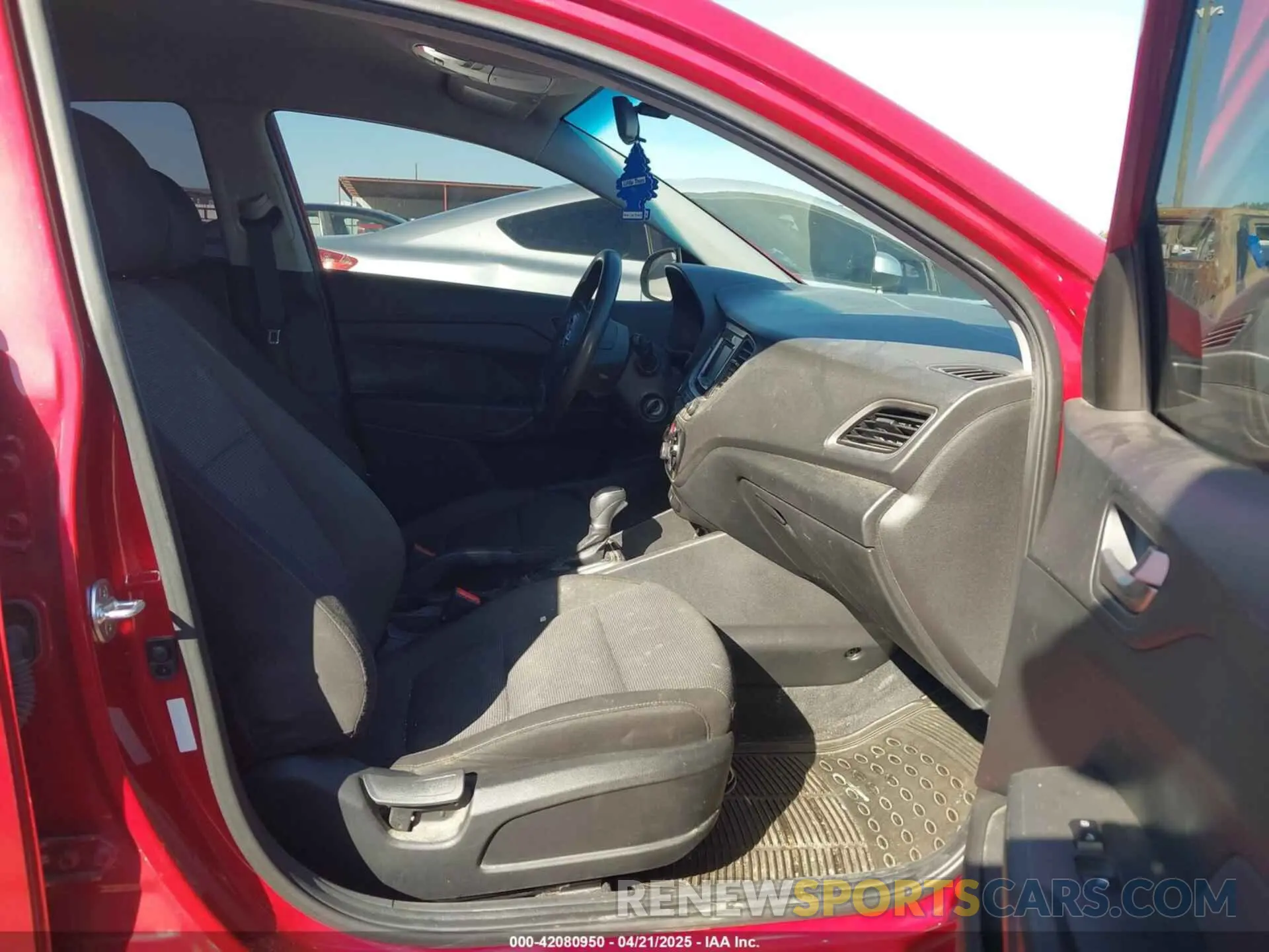 5 Photograph of a damaged car 3KPC24A30KE073130 HYUNDAI ACCENT 2019