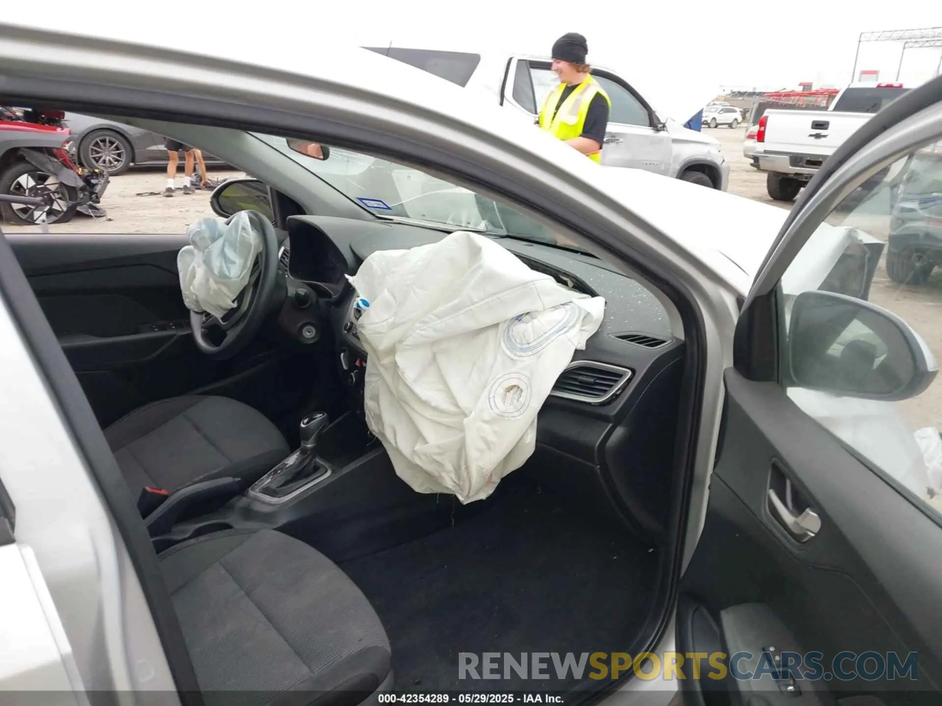 5 Photograph of a damaged car 3KPC24A32KE049945 HYUNDAI ACCENT 2019