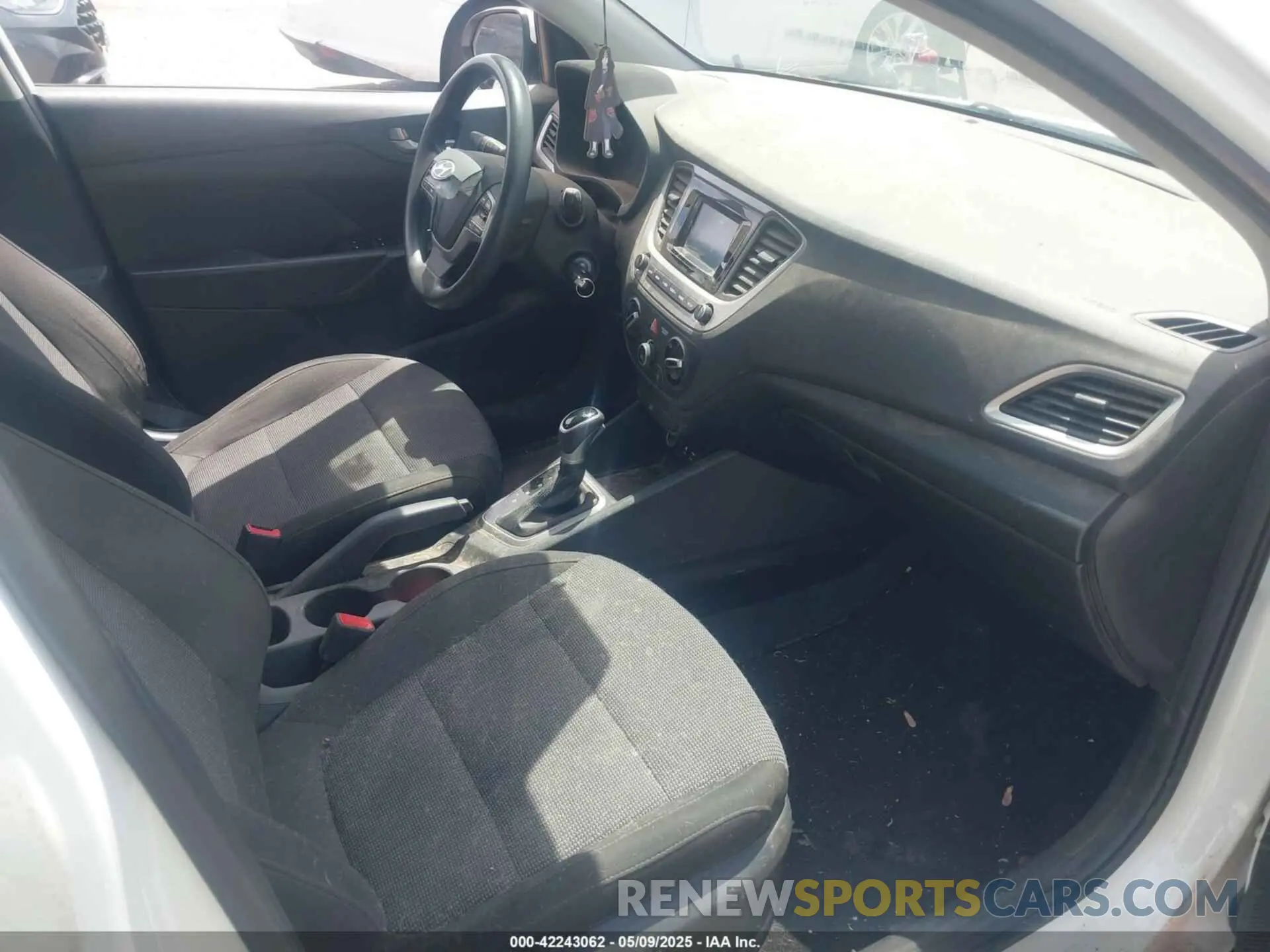 5 Photograph of a damaged car 3KPC24A37KE064991 HYUNDAI ACCENT 2019