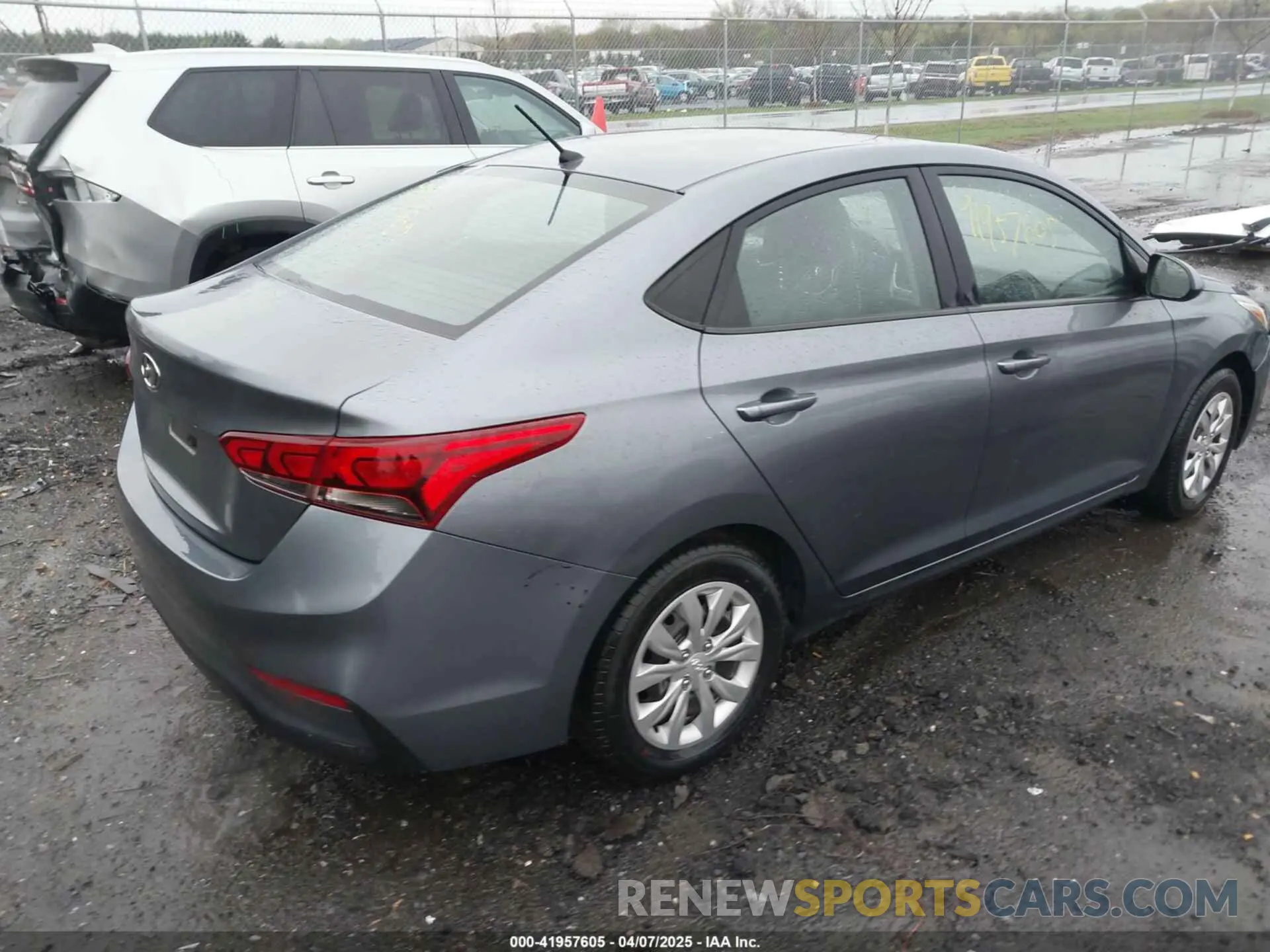 4 Photograph of a damaged car 3KPC24A3XKE088606 HYUNDAI ACCENT 2019