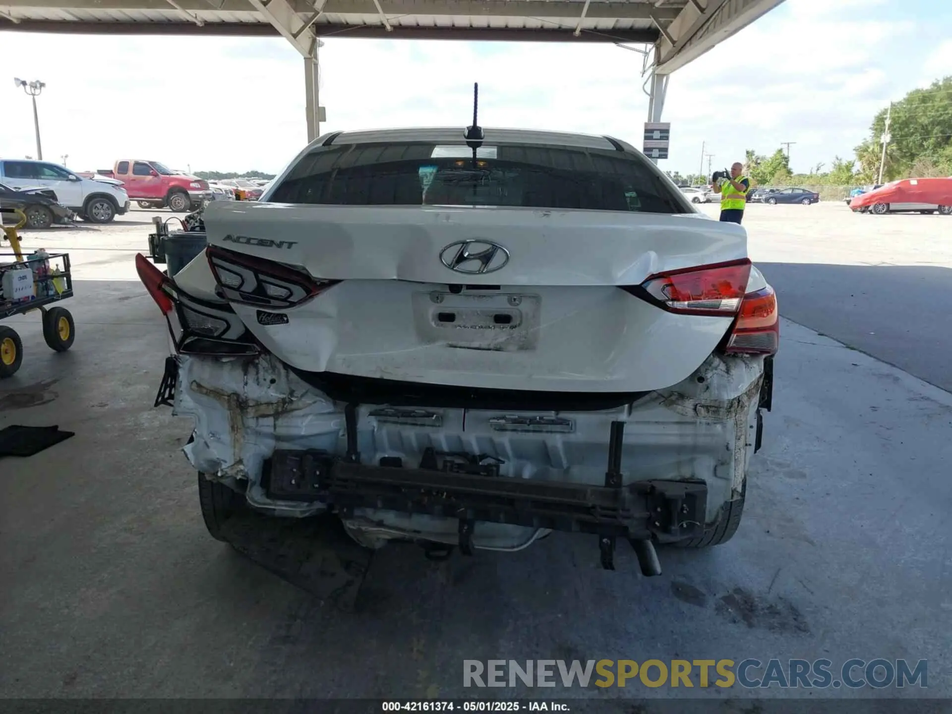 16 Photograph of a damaged car 3KPC34A30KE059385 HYUNDAI ACCENT 2019