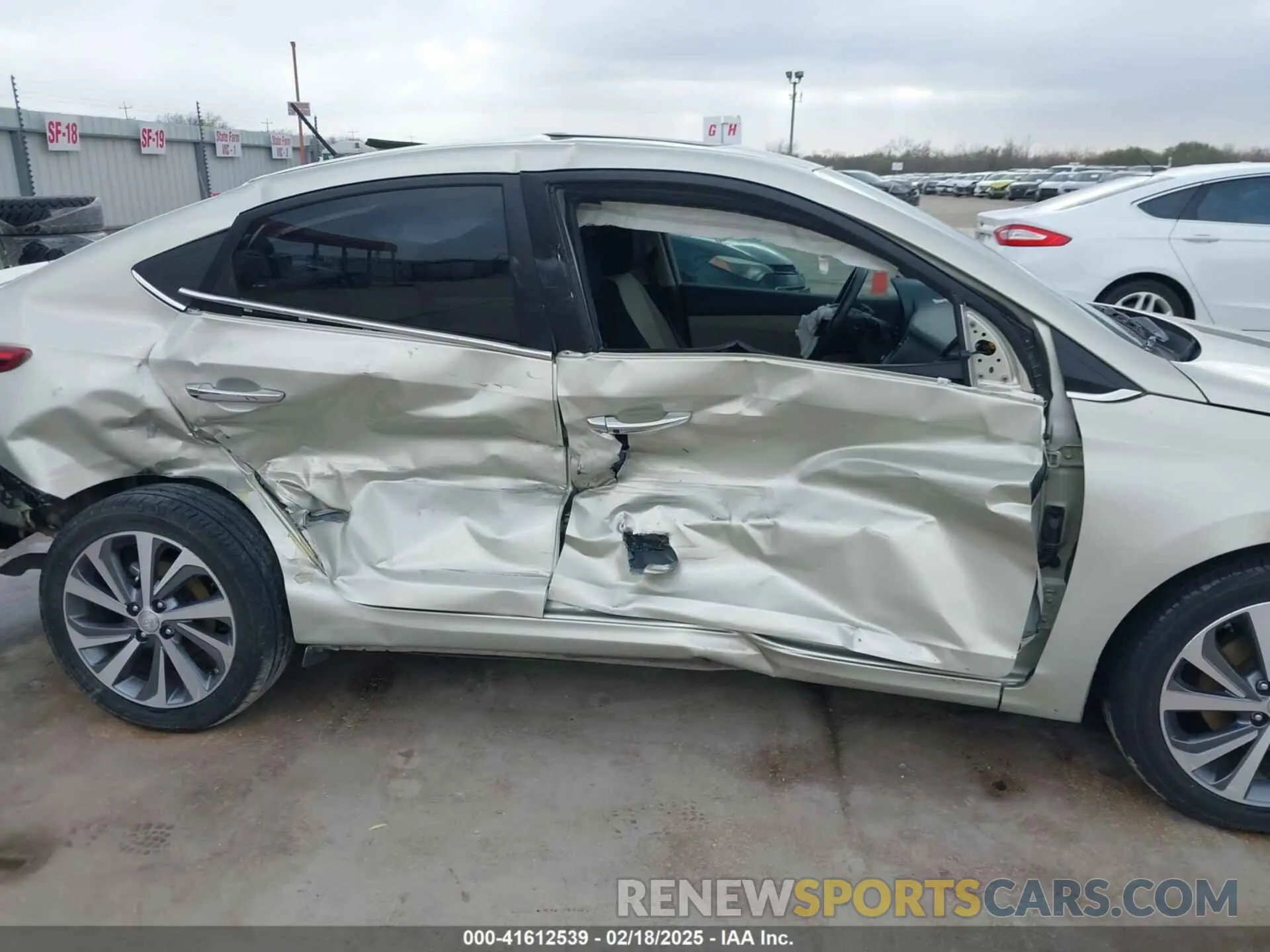 13 Photograph of a damaged car 3KPC34A3XKE046370 HYUNDAI ACCENT 2019