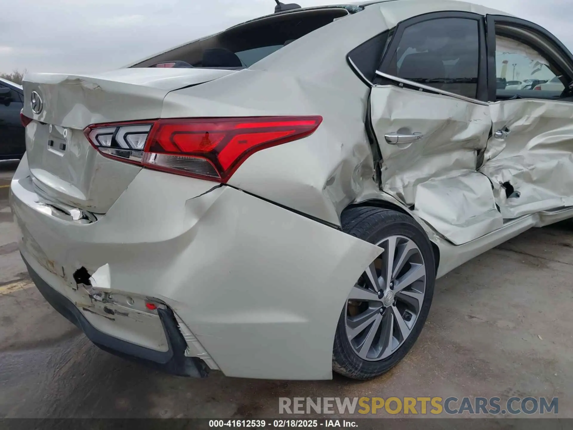 17 Photograph of a damaged car 3KPC34A3XKE046370 HYUNDAI ACCENT 2019