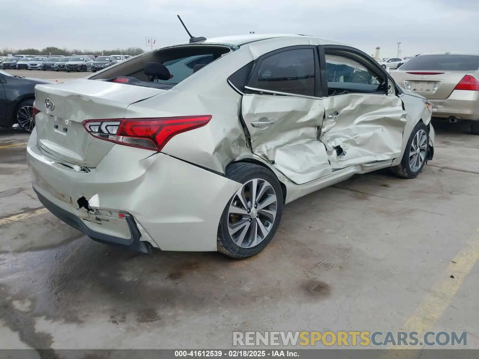 4 Photograph of a damaged car 3KPC34A3XKE046370 HYUNDAI ACCENT 2019