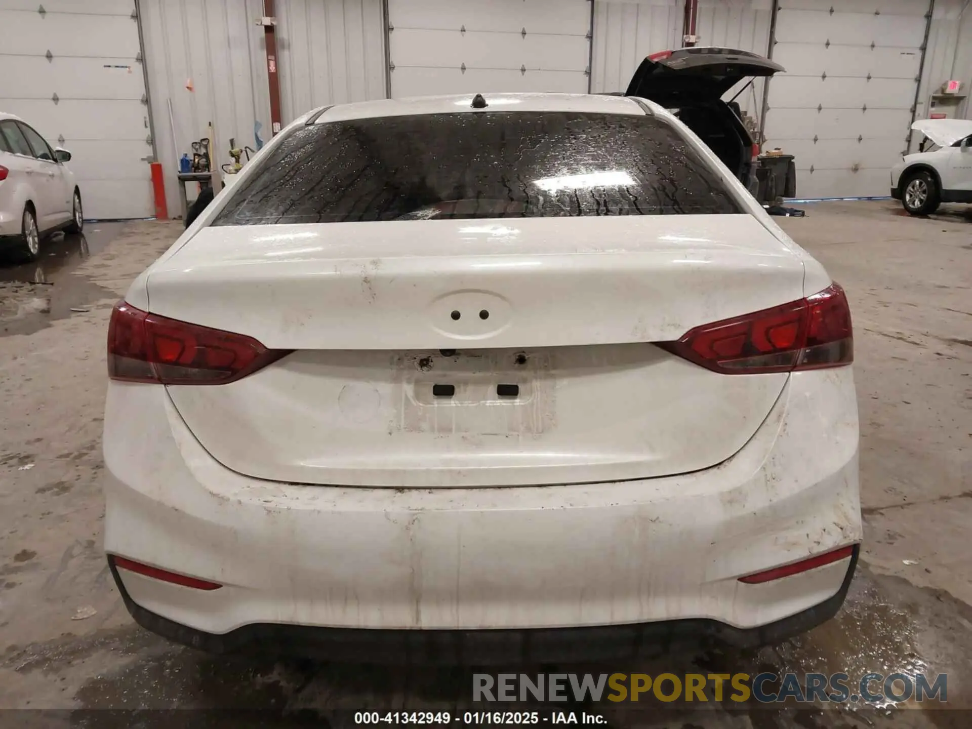 16 Photograph of a damaged car 3KPC24A60LE101746 HYUNDAI ACCENT 2020