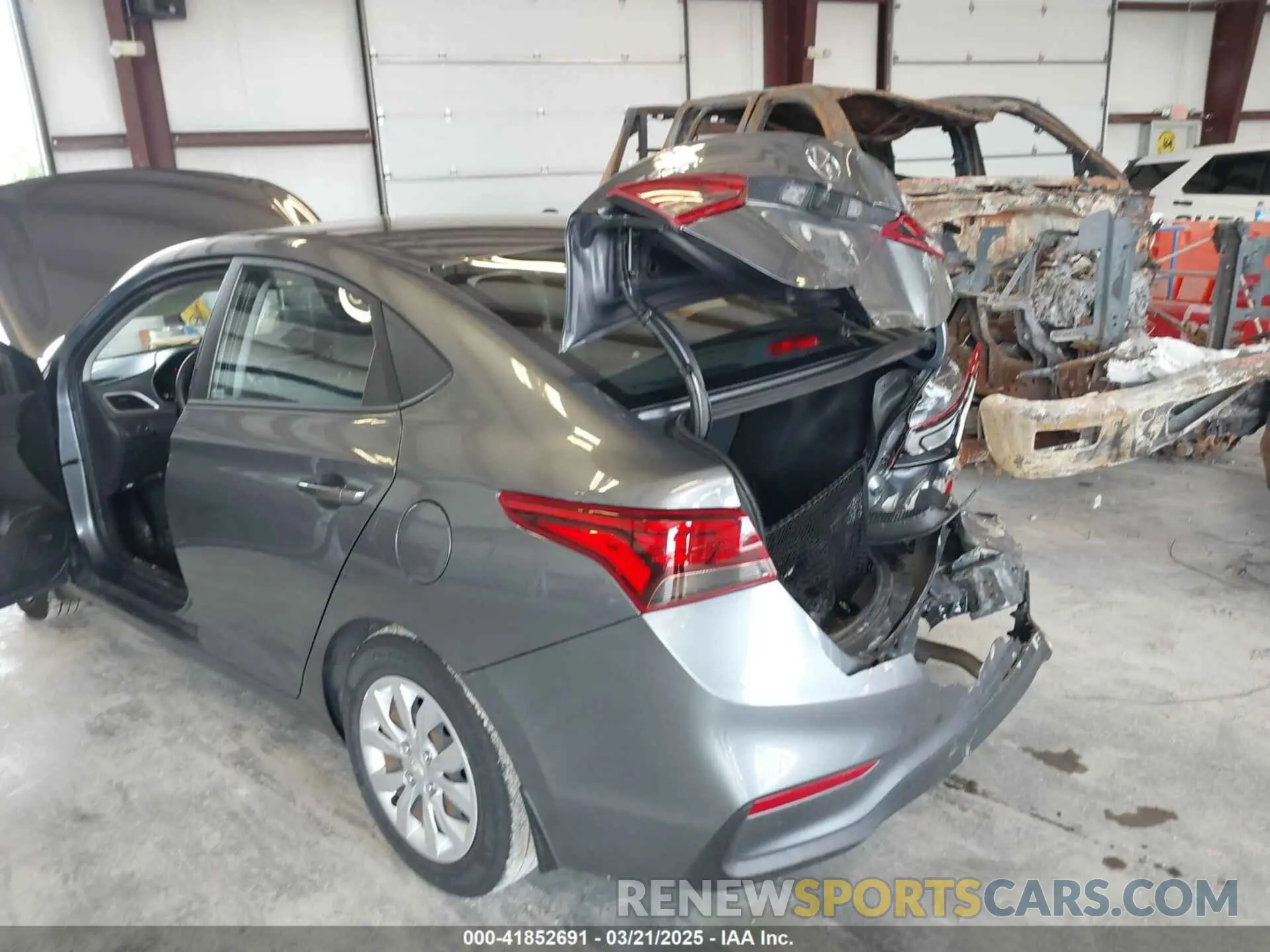 18 Photograph of a damaged car 3KPC24A69LE122644 HYUNDAI ACCENT 2020