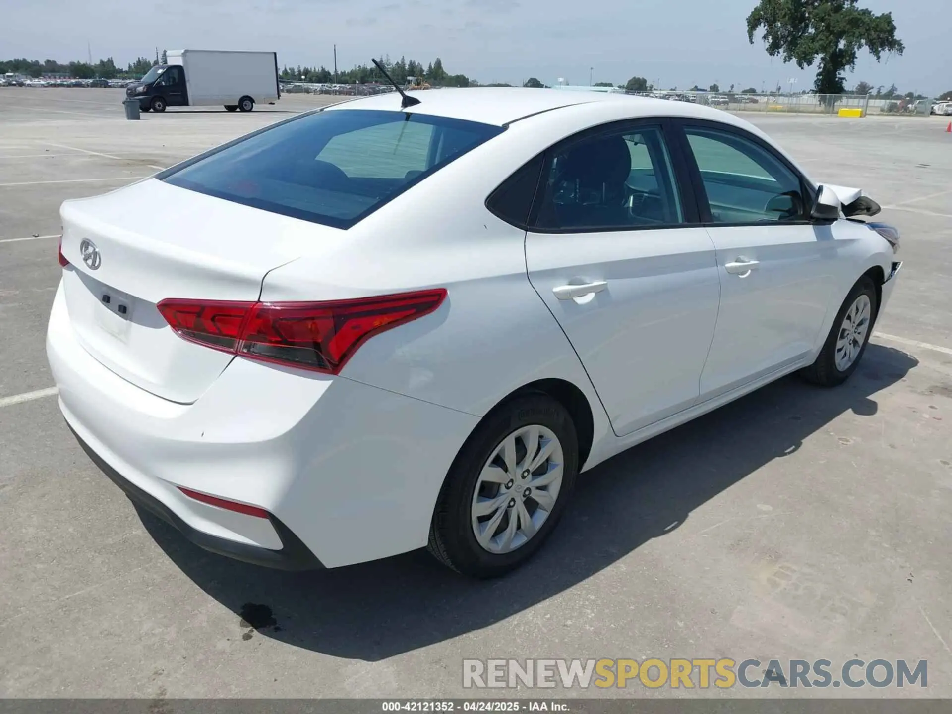 4 Photograph of a damaged car 3KPC24A66ME153125 HYUNDAI ACCENT 2021