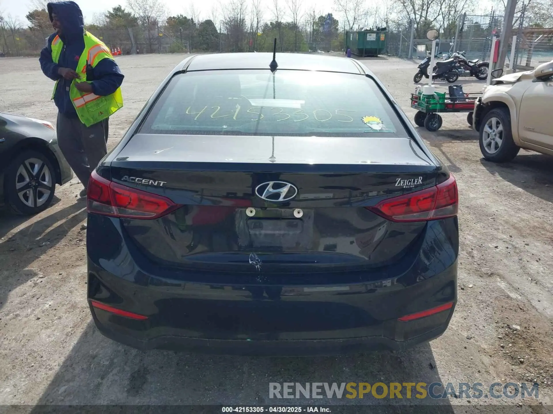 17 Photograph of a damaged car 3KPC24A69ME135802 HYUNDAI ACCENT 2021