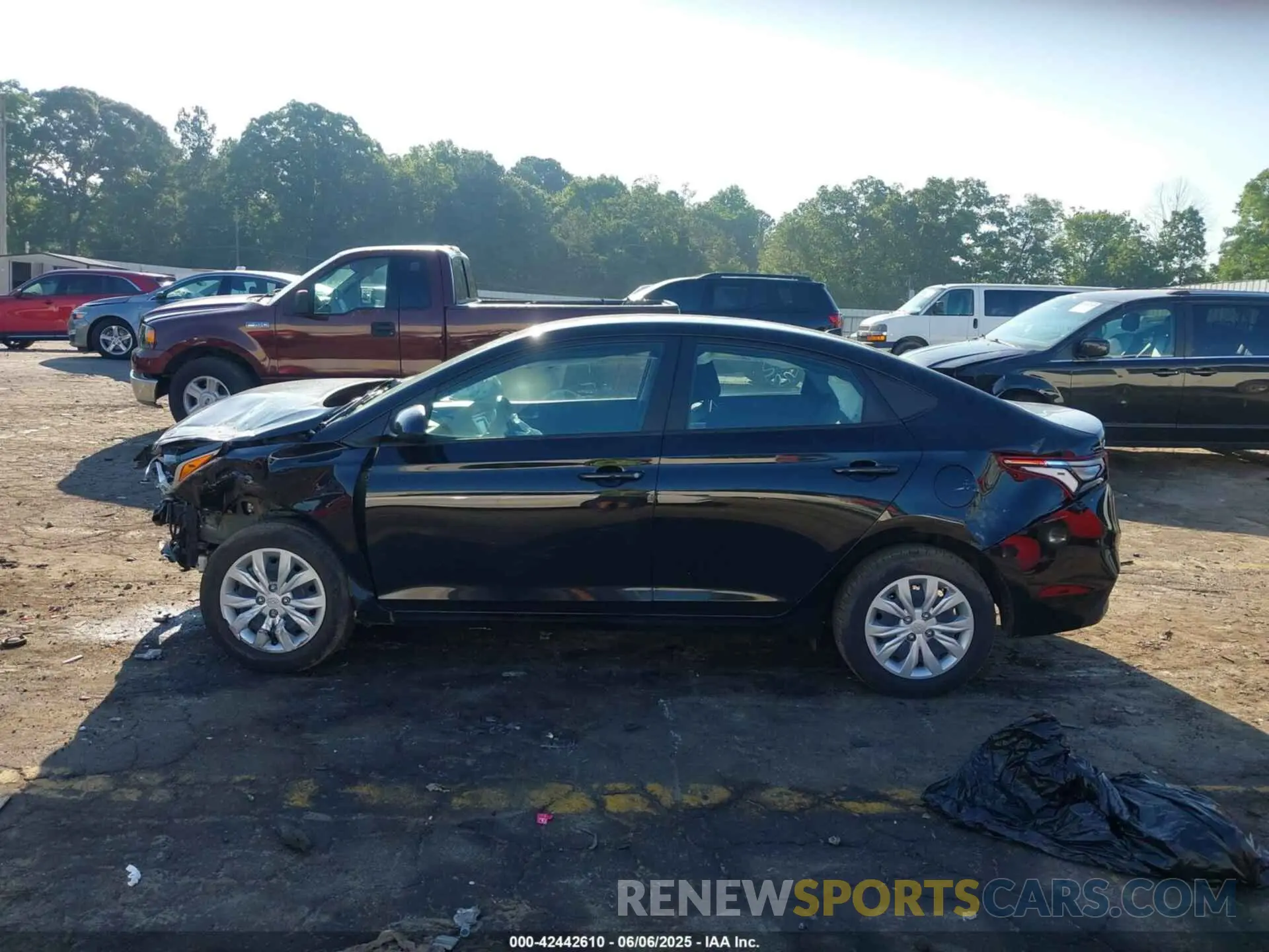 14 Photograph of a damaged car 3KPC24A60NE160976 HYUNDAI ACCENT 2022