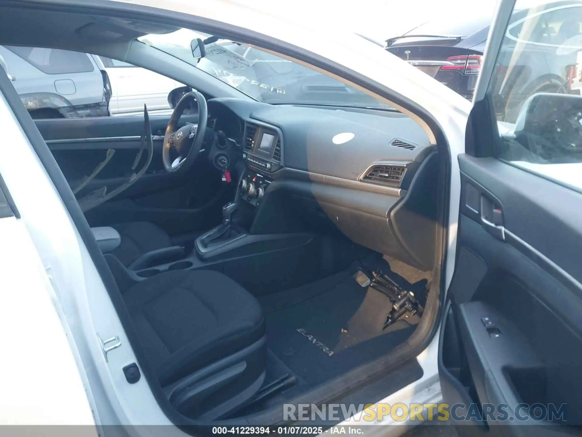 5 Photograph of a damaged car 5NPD74LF0KH406242 HYUNDAI ELANTRA 2019