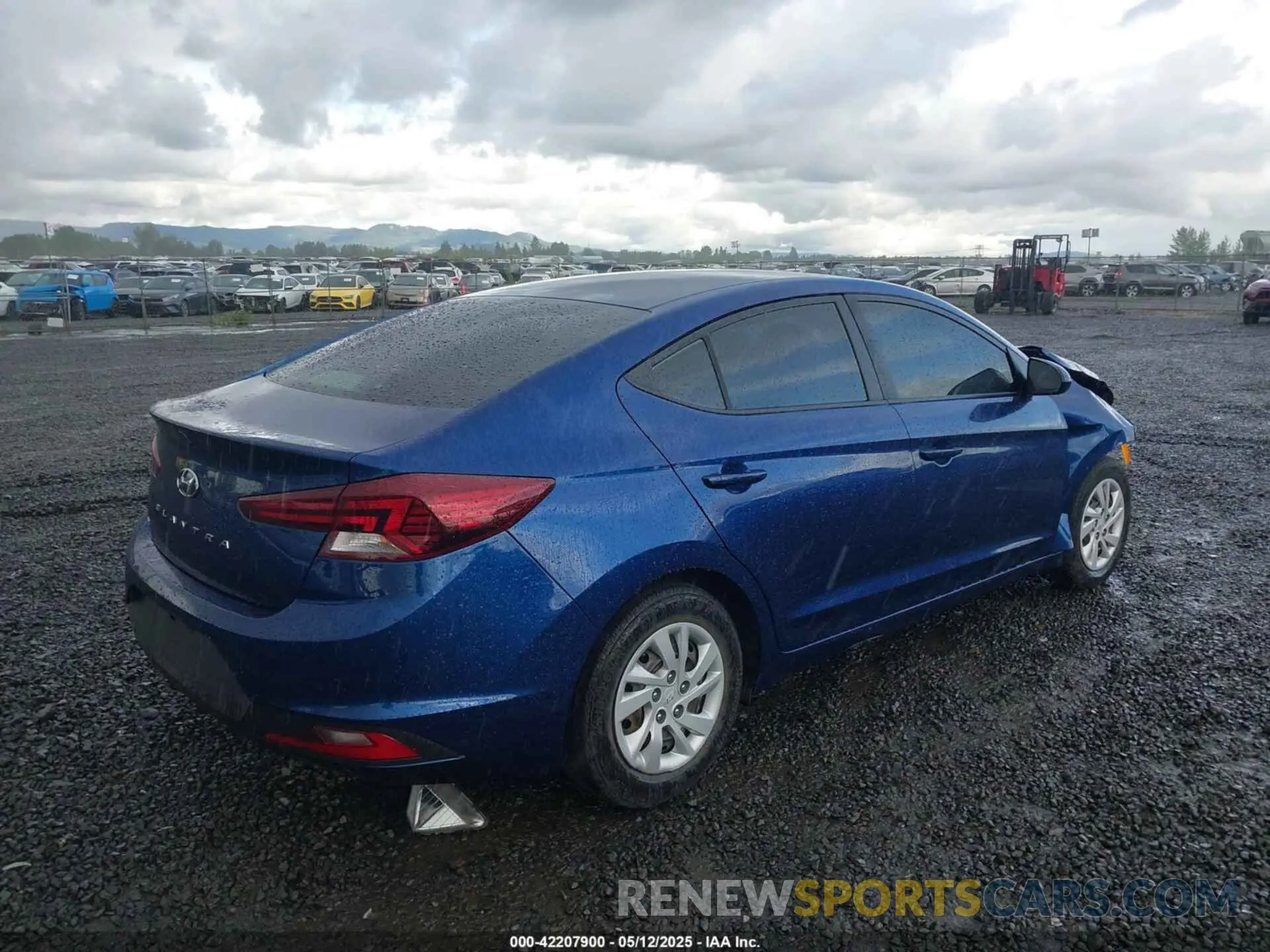 4 Photograph of a damaged car 5NPD74LF0KH423896 HYUNDAI ELANTRA 2019