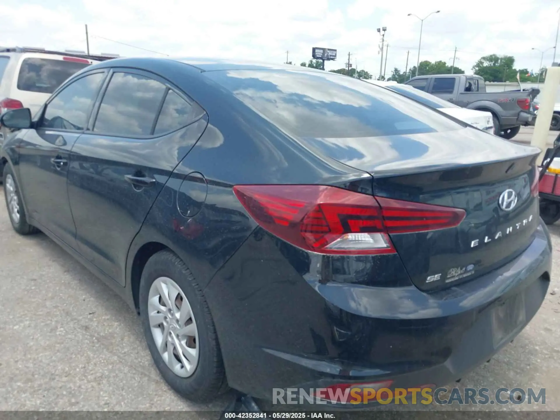 3 Photograph of a damaged car 5NPD74LF0KH426667 HYUNDAI ELANTRA 2019