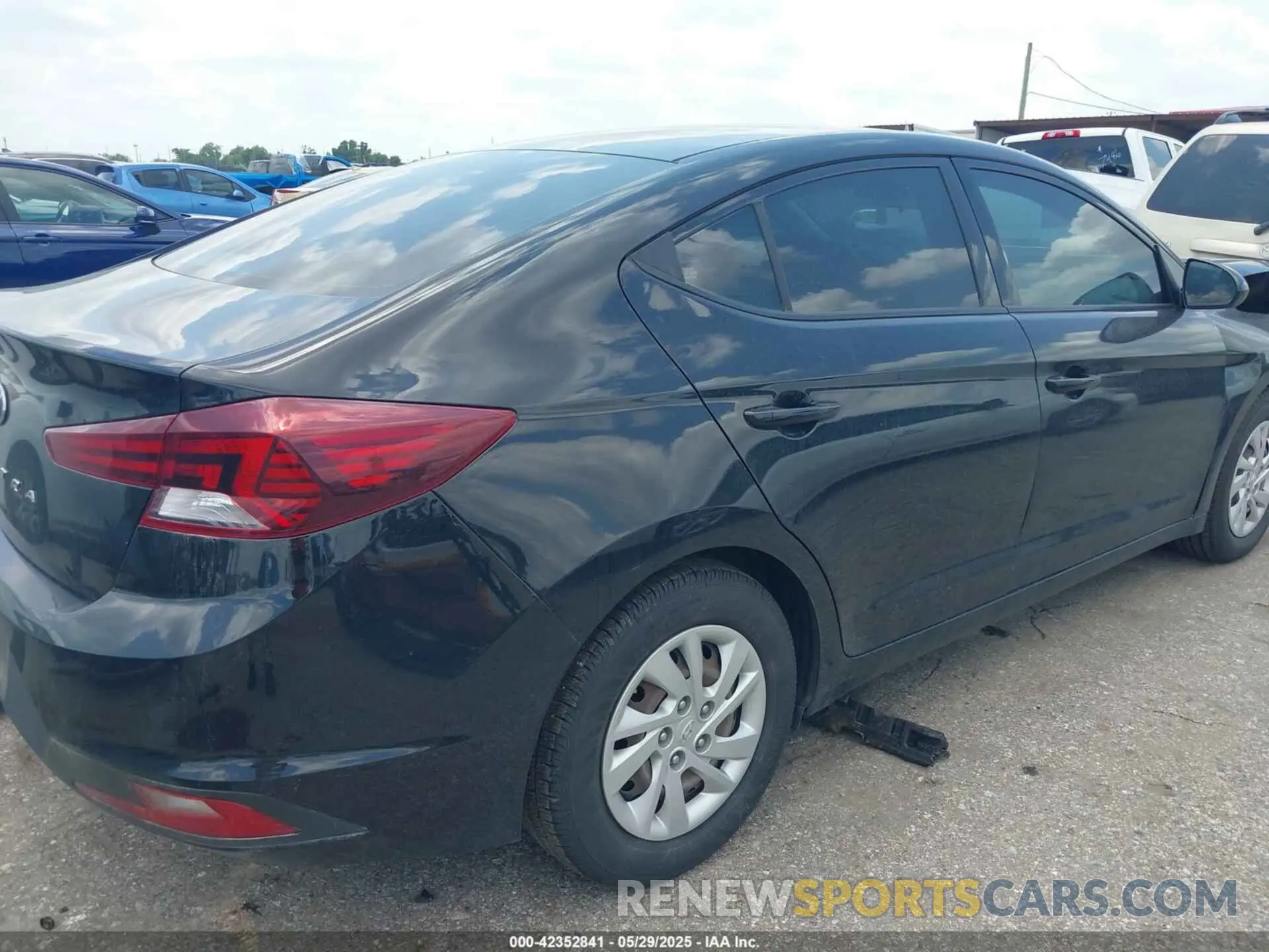 4 Photograph of a damaged car 5NPD74LF0KH426667 HYUNDAI ELANTRA 2019