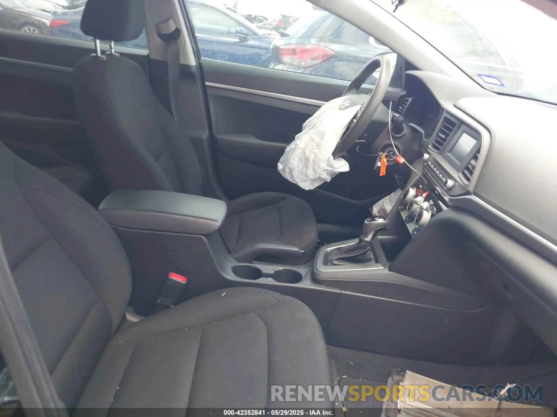 5 Photograph of a damaged car 5NPD74LF0KH426667 HYUNDAI ELANTRA 2019
