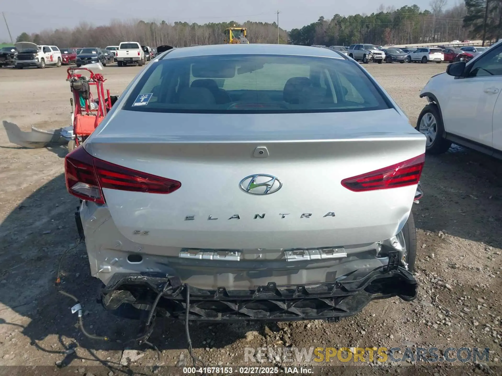 17 Photograph of a damaged car 5NPD74LF0KH433862 HYUNDAI ELANTRA 2019