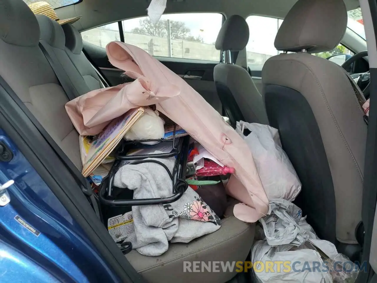 10 Photograph of a damaged car 5NPD74LF0KH490465 HYUNDAI ELANTRA 2019