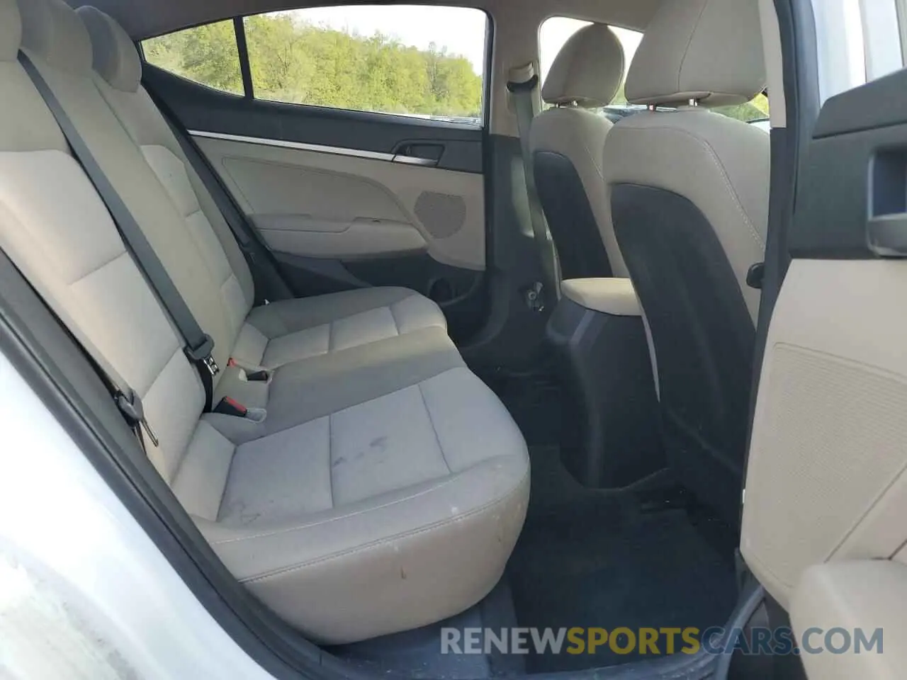 10 Photograph of a damaged car 5NPD74LF4KH442225 HYUNDAI ELANTRA 2019