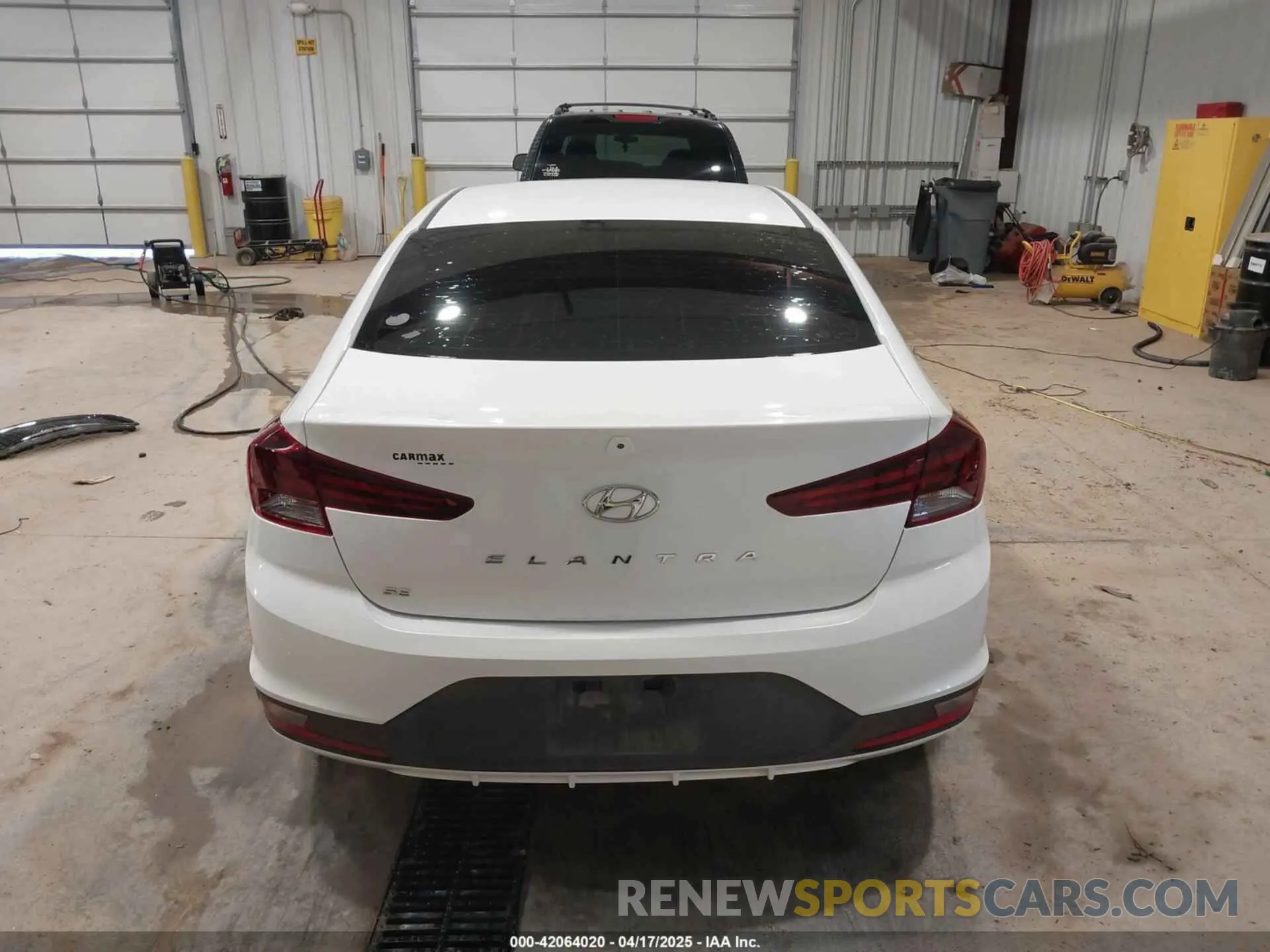 17 Photograph of a damaged car 5NPD74LF5KH437406 HYUNDAI ELANTRA 2019