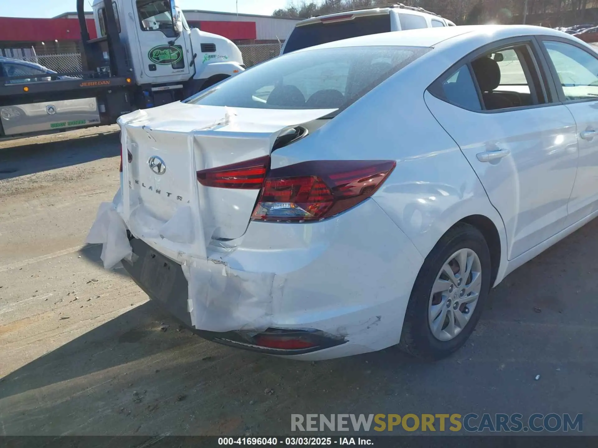 18 Photograph of a damaged car 5NPD74LF7KH433485 HYUNDAI ELANTRA 2019