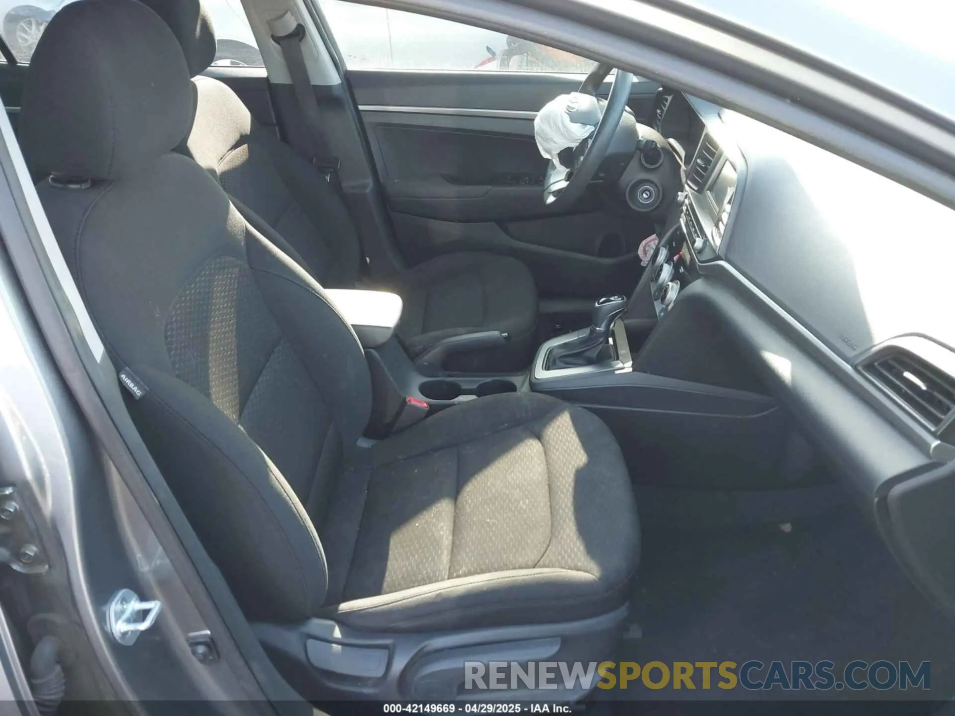 5 Photograph of a damaged car 5NPD74LF7KH445782 HYUNDAI ELANTRA 2019