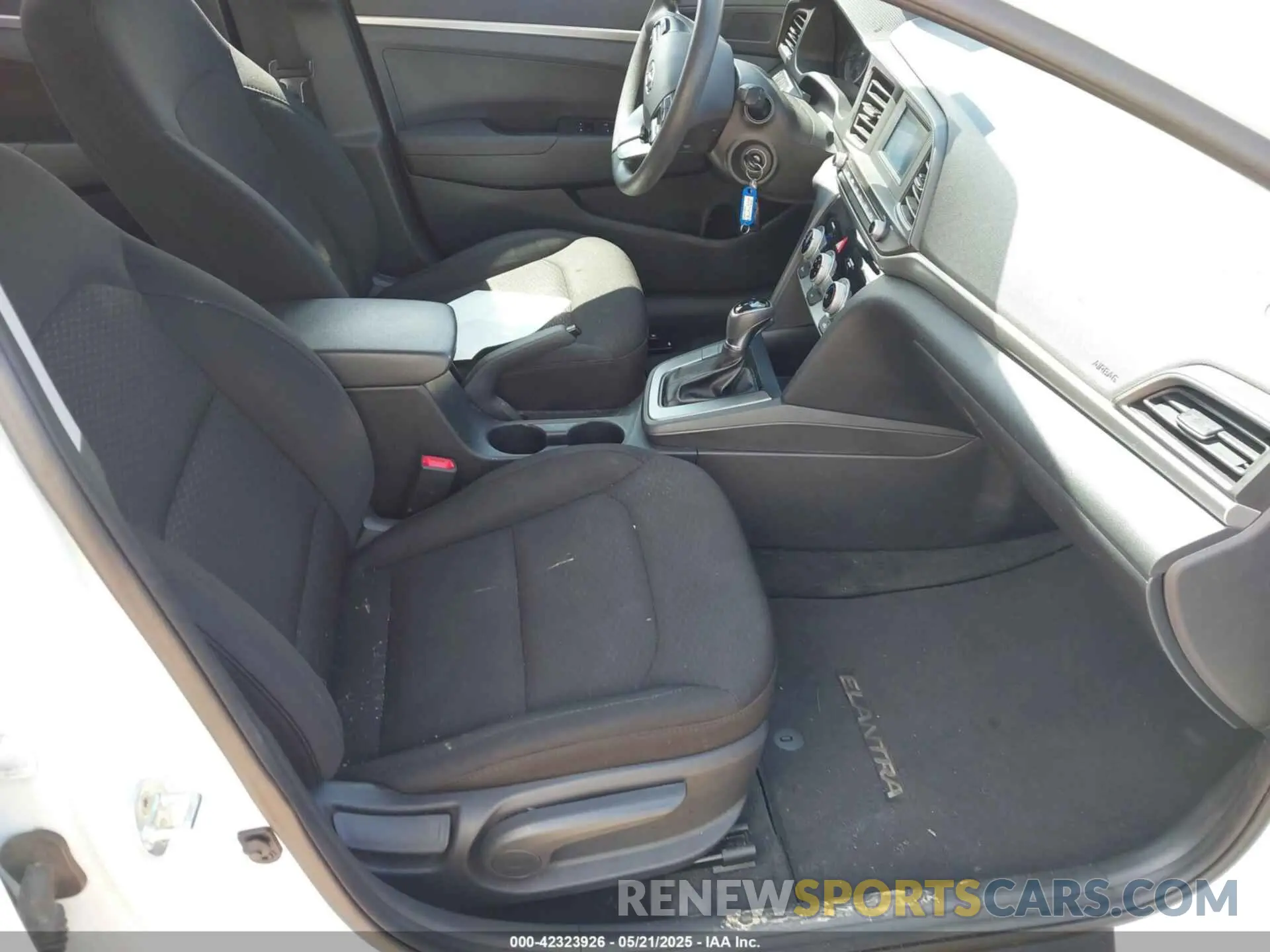 5 Photograph of a damaged car 5NPD74LF8KH411799 HYUNDAI ELANTRA 2019