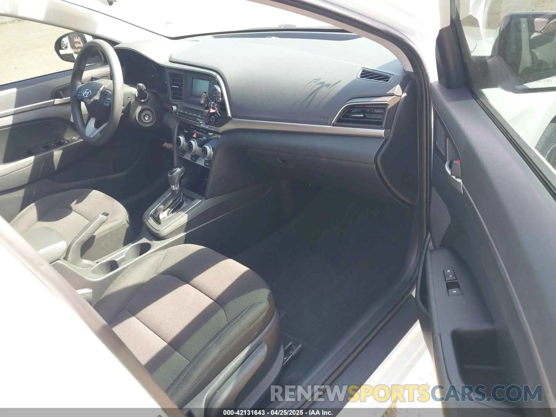 5 Photograph of a damaged car 5NPD74LF8KH433480 HYUNDAI ELANTRA 2019