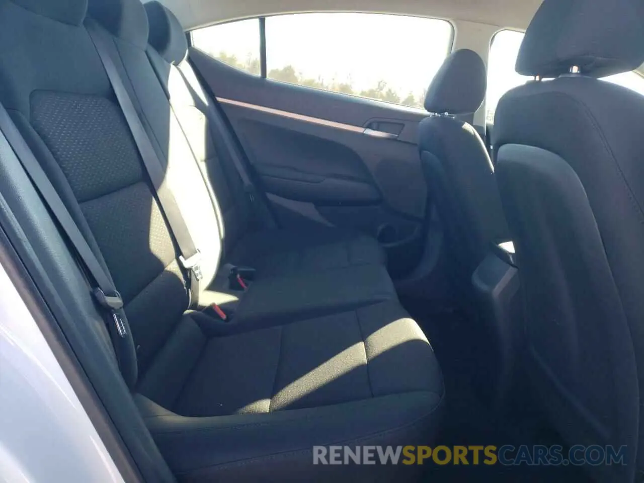 10 Photograph of a damaged car 5NPD74LF8KH470528 HYUNDAI ELANTRA 2019