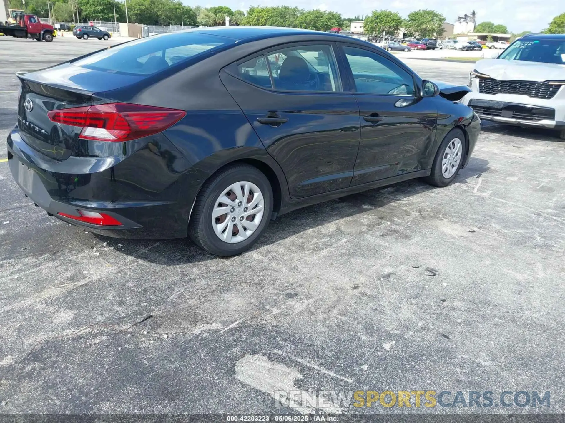 4 Photograph of a damaged car 5NPD74LF9KH467394 HYUNDAI ELANTRA 2019