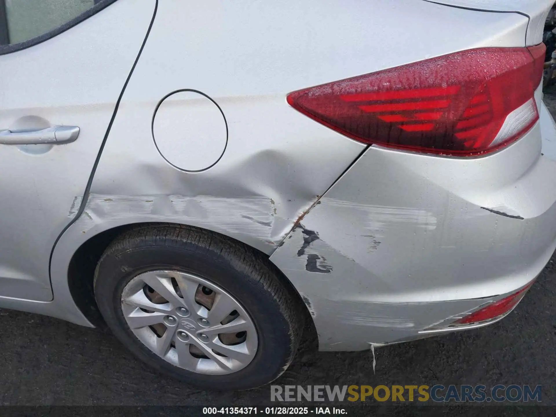 17 Photograph of a damaged car 5NPD74LF9KH474555 HYUNDAI ELANTRA 2019