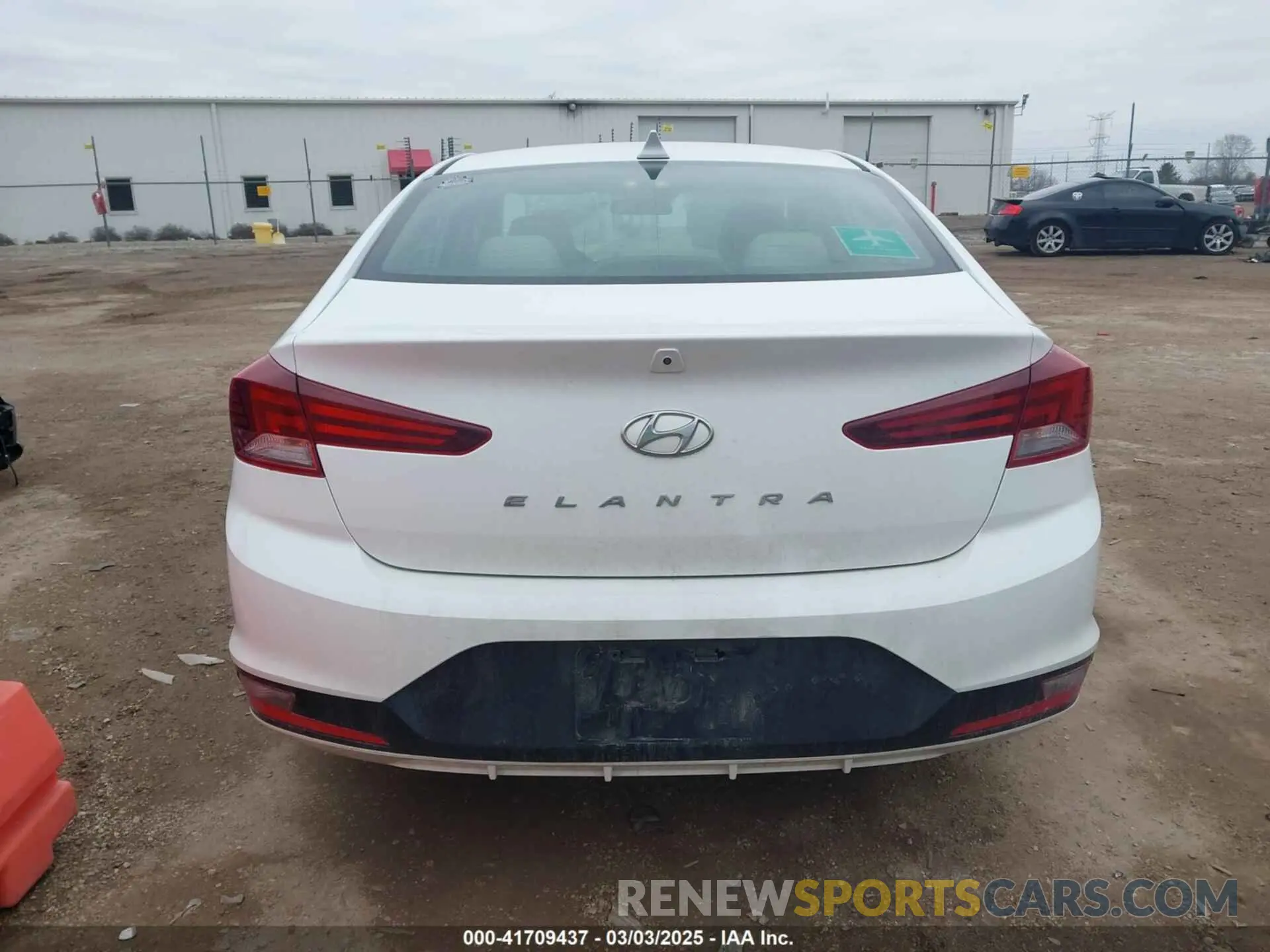 16 Photograph of a damaged car 5NPD84LF0KH411003 HYUNDAI ELANTRA 2019