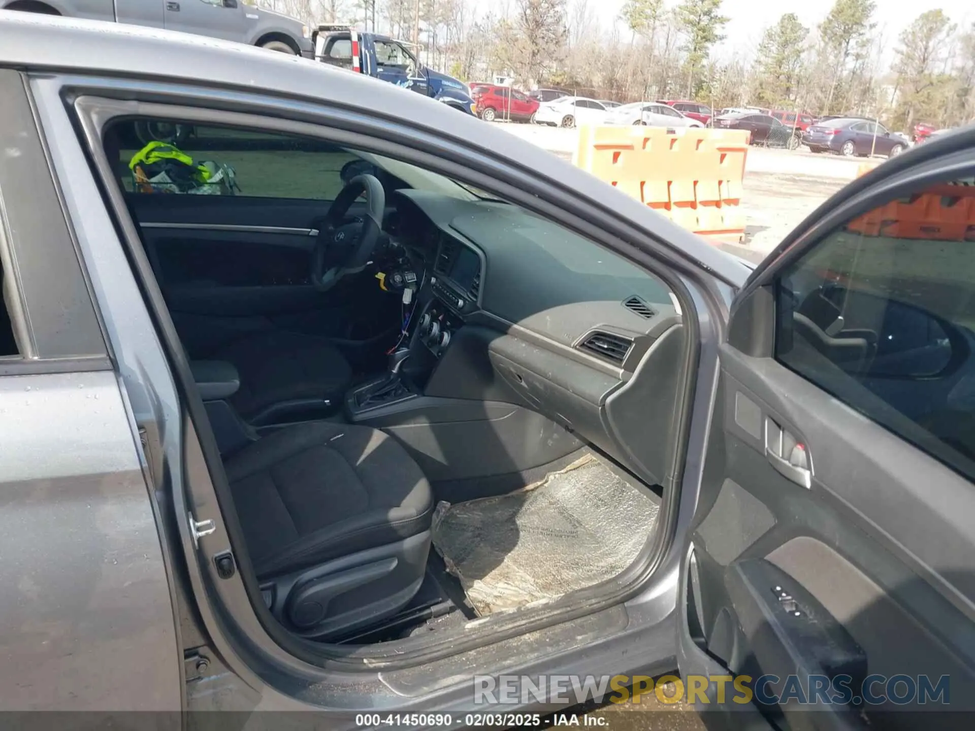 5 Photograph of a damaged car 5NPD84LF0KH420557 HYUNDAI ELANTRA 2019