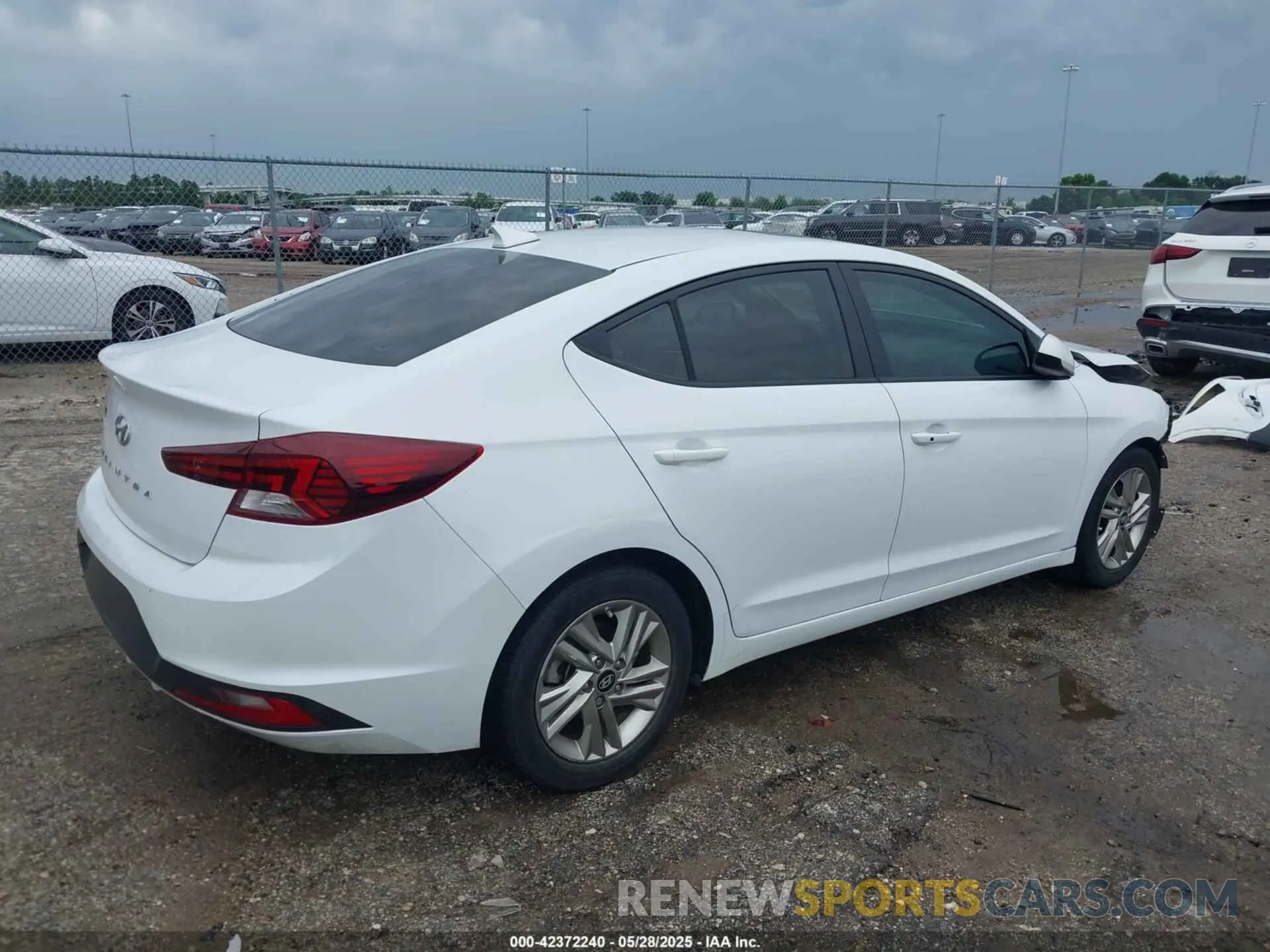 4 Photograph of a damaged car 5NPD84LF0KH435687 HYUNDAI ELANTRA 2019