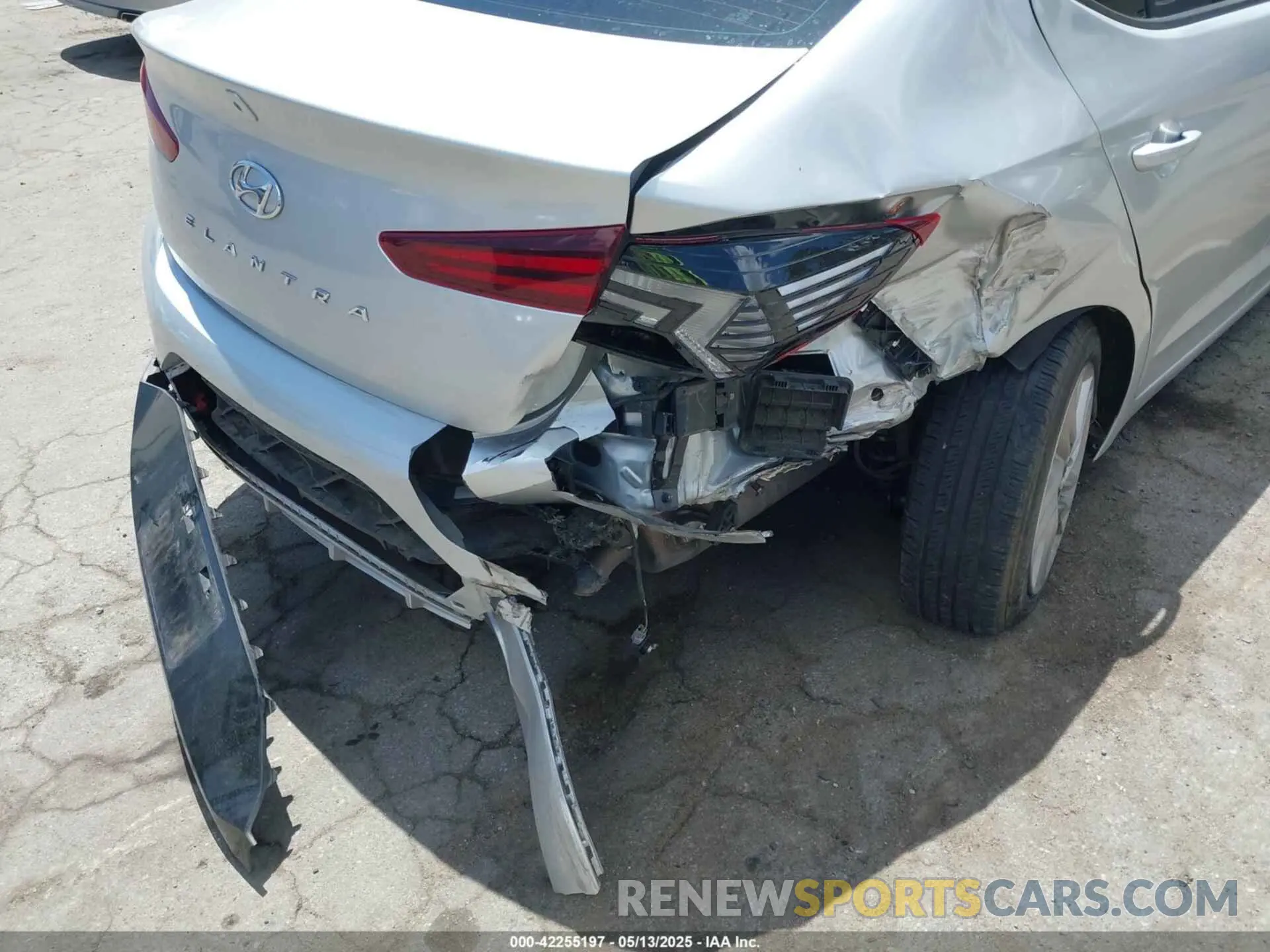 17 Photograph of a damaged car 5NPD84LF0KH448939 HYUNDAI ELANTRA 2019