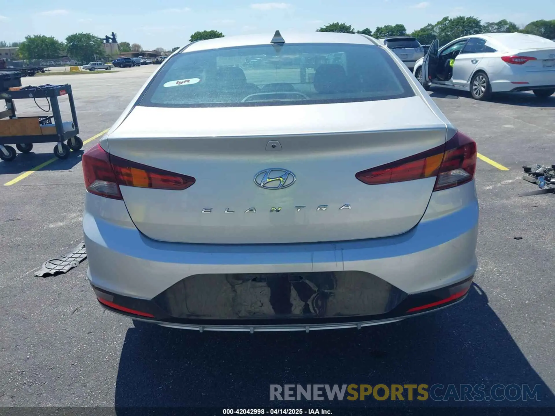 17 Photograph of a damaged car 5NPD84LF1KH408272 HYUNDAI ELANTRA 2019
