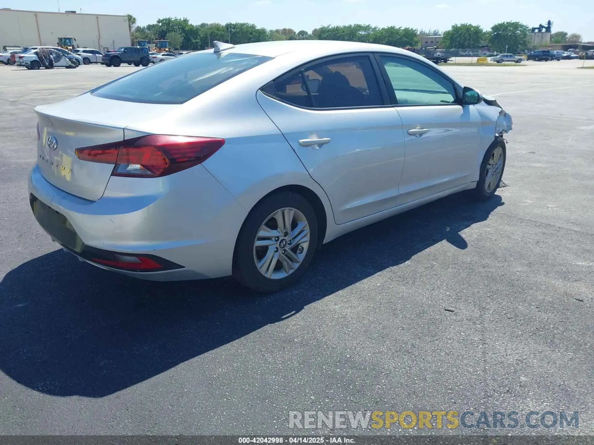 4 Photograph of a damaged car 5NPD84LF1KH408272 HYUNDAI ELANTRA 2019