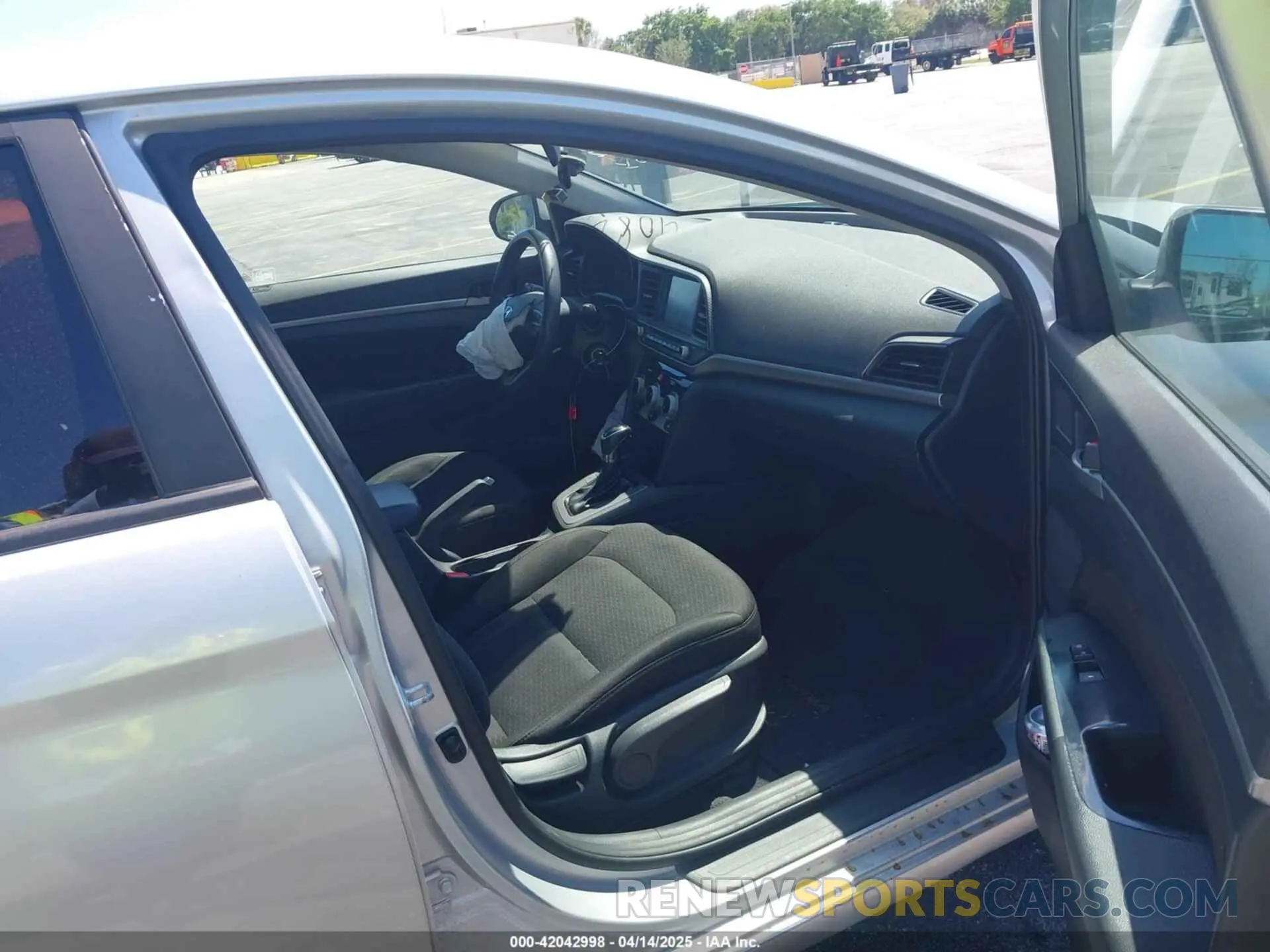 5 Photograph of a damaged car 5NPD84LF1KH408272 HYUNDAI ELANTRA 2019