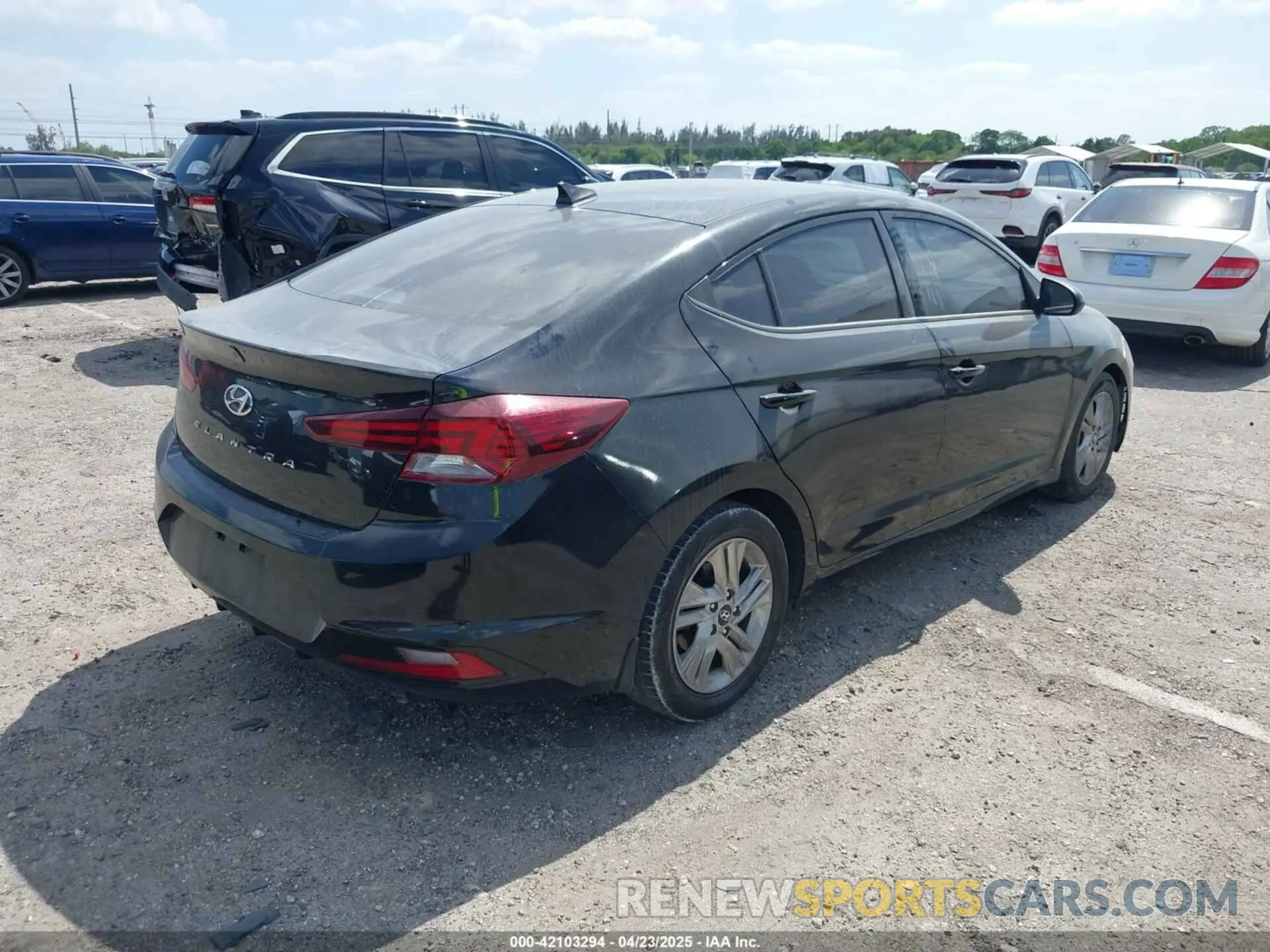 4 Photograph of a damaged car 5NPD84LF1KH453423 HYUNDAI ELANTRA 2019