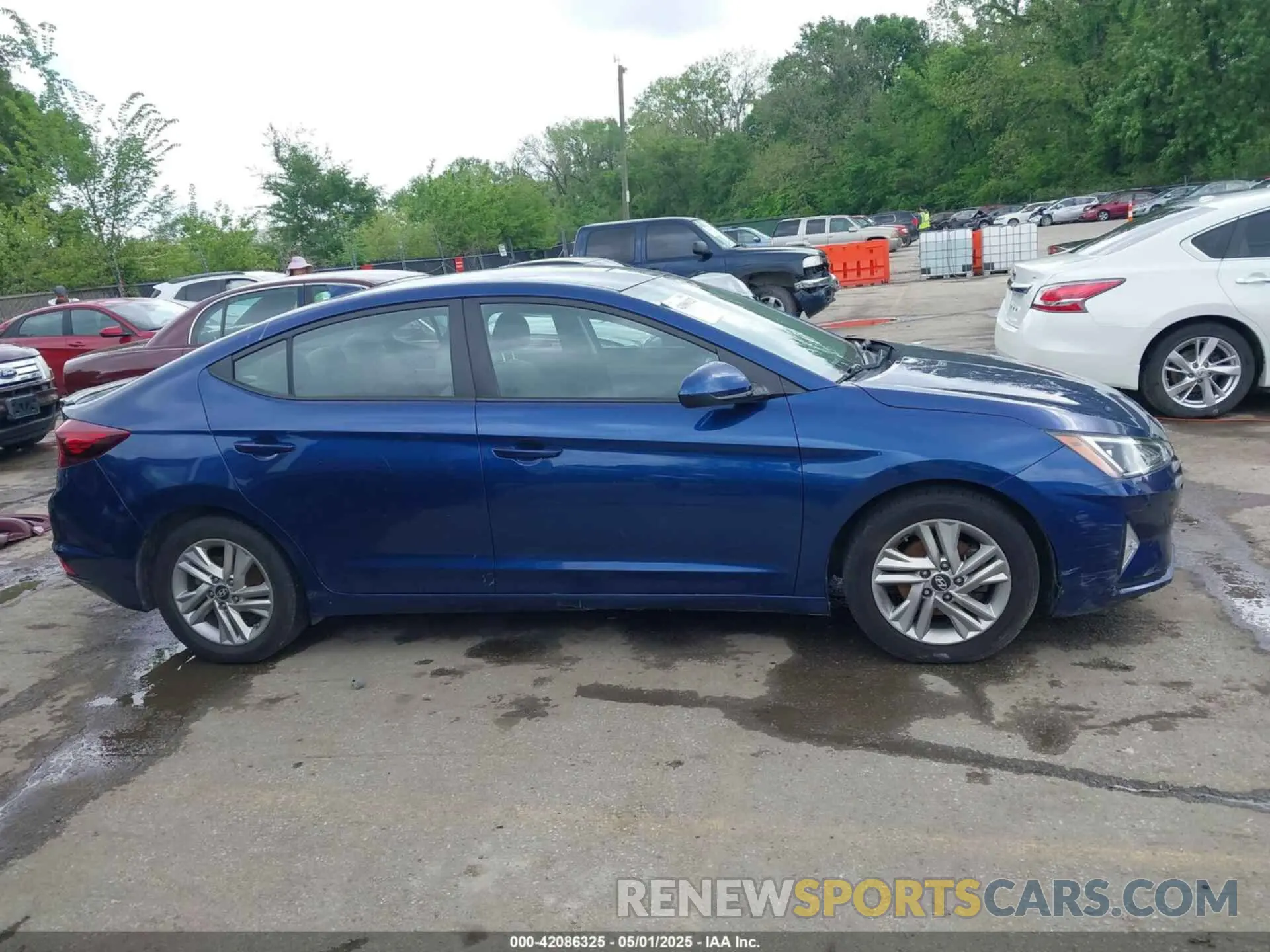 13 Photograph of a damaged car 5NPD84LF1KH472702 HYUNDAI ELANTRA 2019